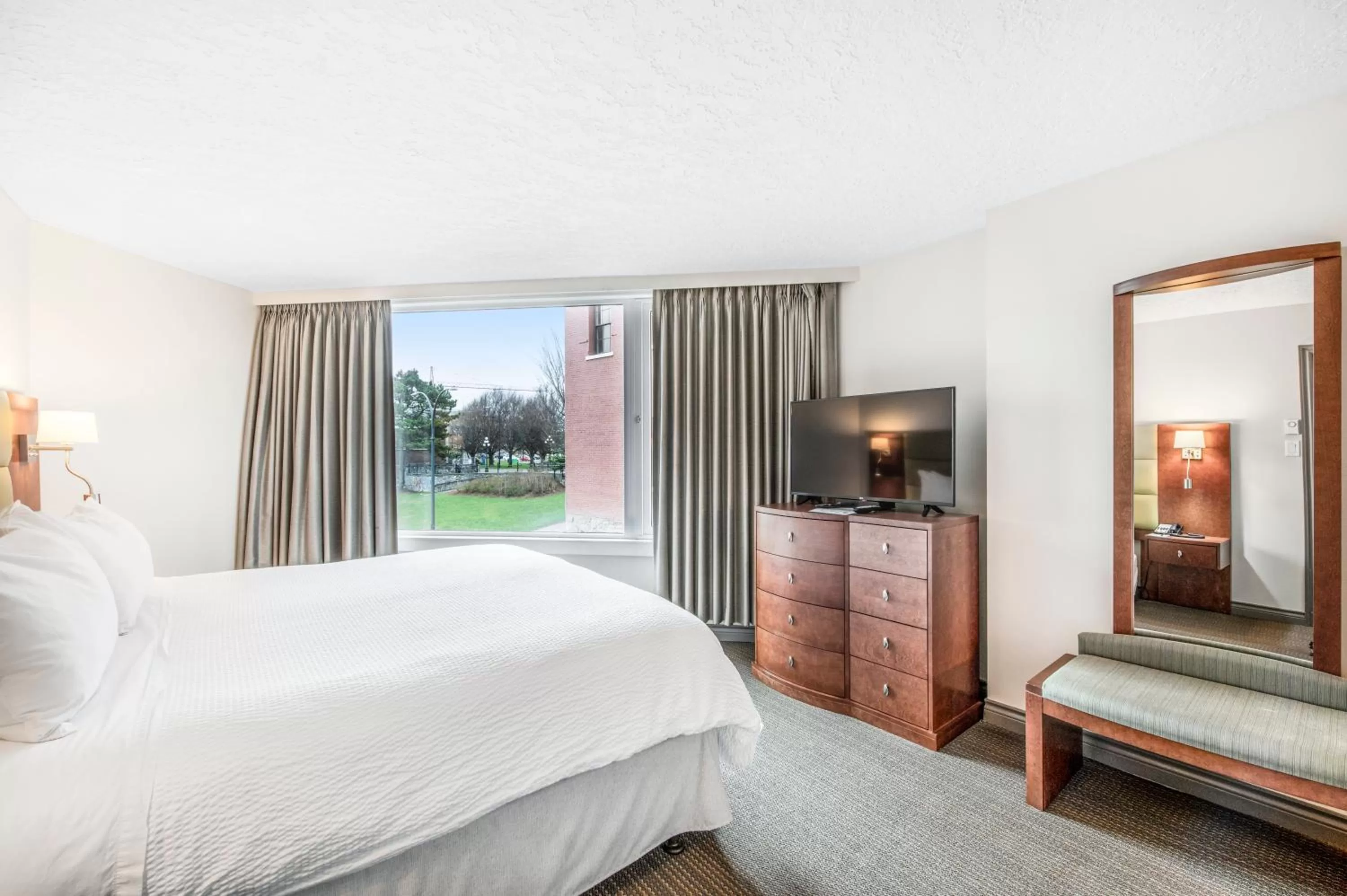 TV and multimedia, Bed in Victoria Regent Waterfront Hotel & Suites