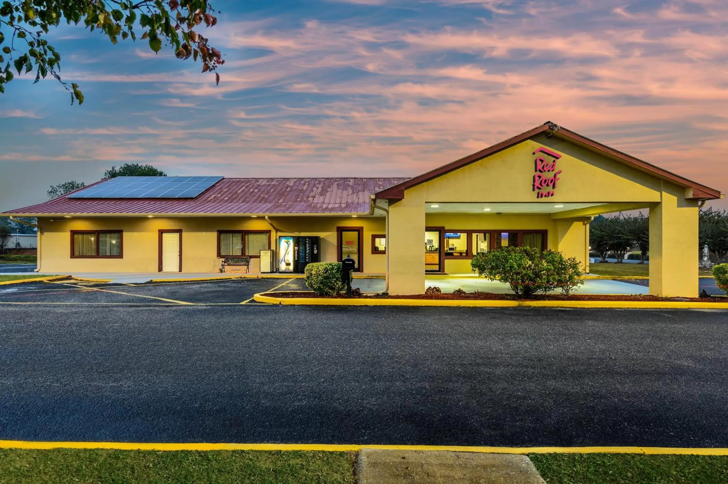 Facade/entrance, Property Building in Red Roof Inn Sylacauga