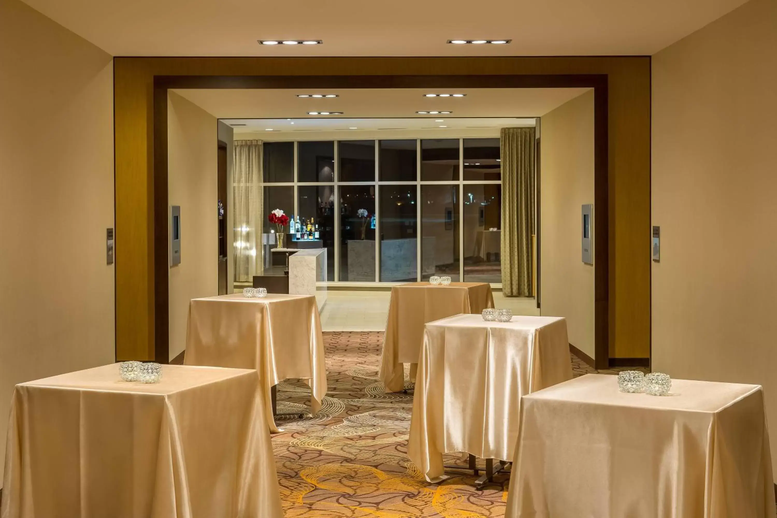 Meeting/conference room, Restaurant/Places to Eat in Courtyard by Marriott Calgary Airport