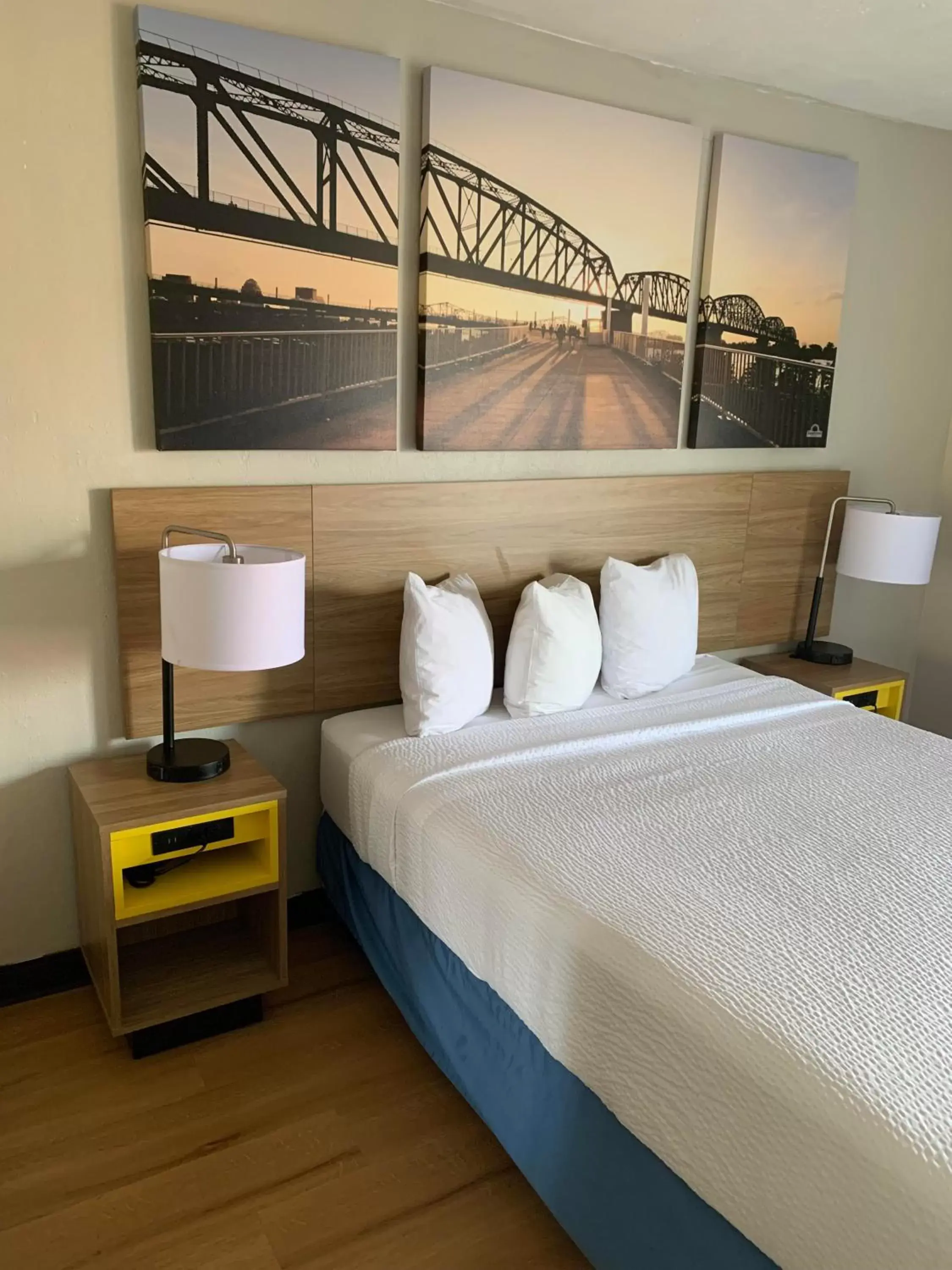 Bed in Days Inn by Wyndham Louisville Airport Fair and Expo Center