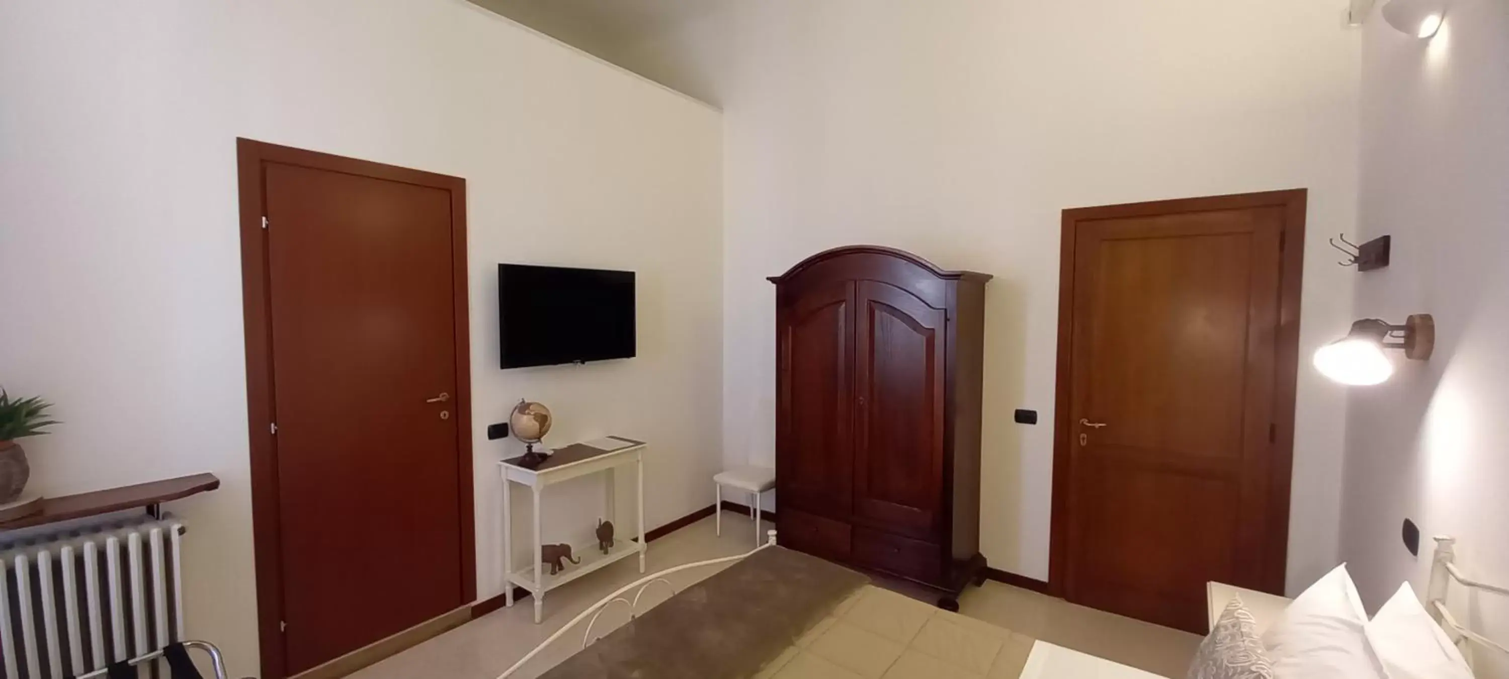 Bedroom, TV/Entertainment Center in B&B Acanto Lecce