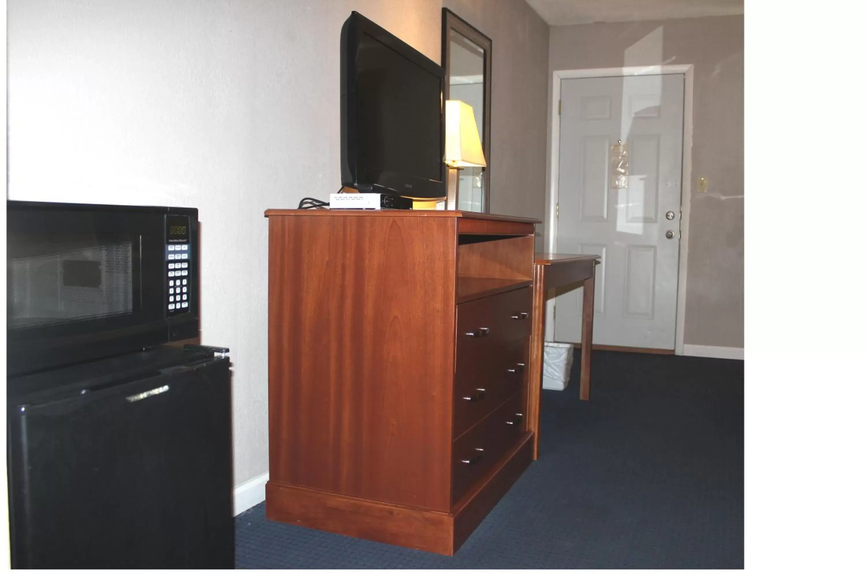 TV and multimedia, TV/Entertainment Center in Interstate Motel