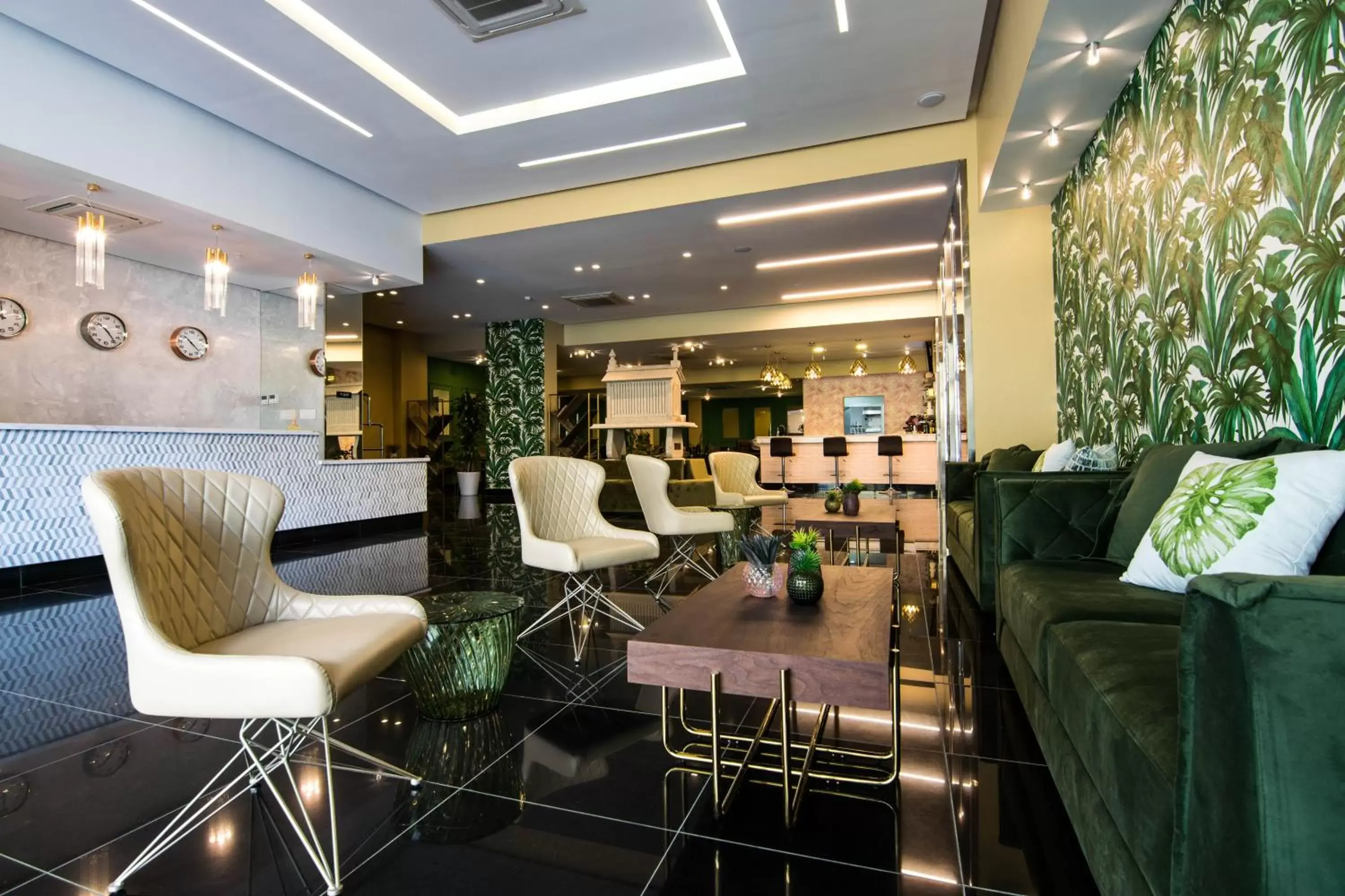 Lounge/Bar in Innfiniti Hotel & Suites