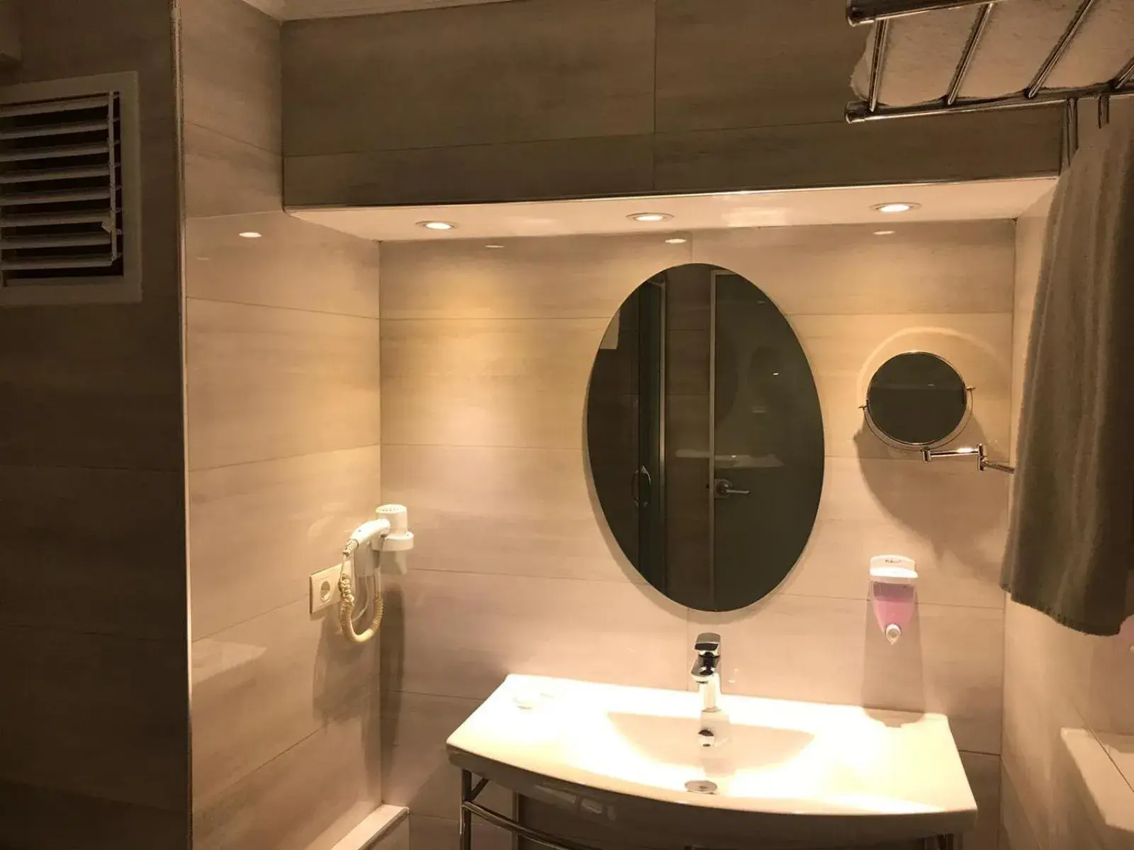 Bathroom in Benler Hotel