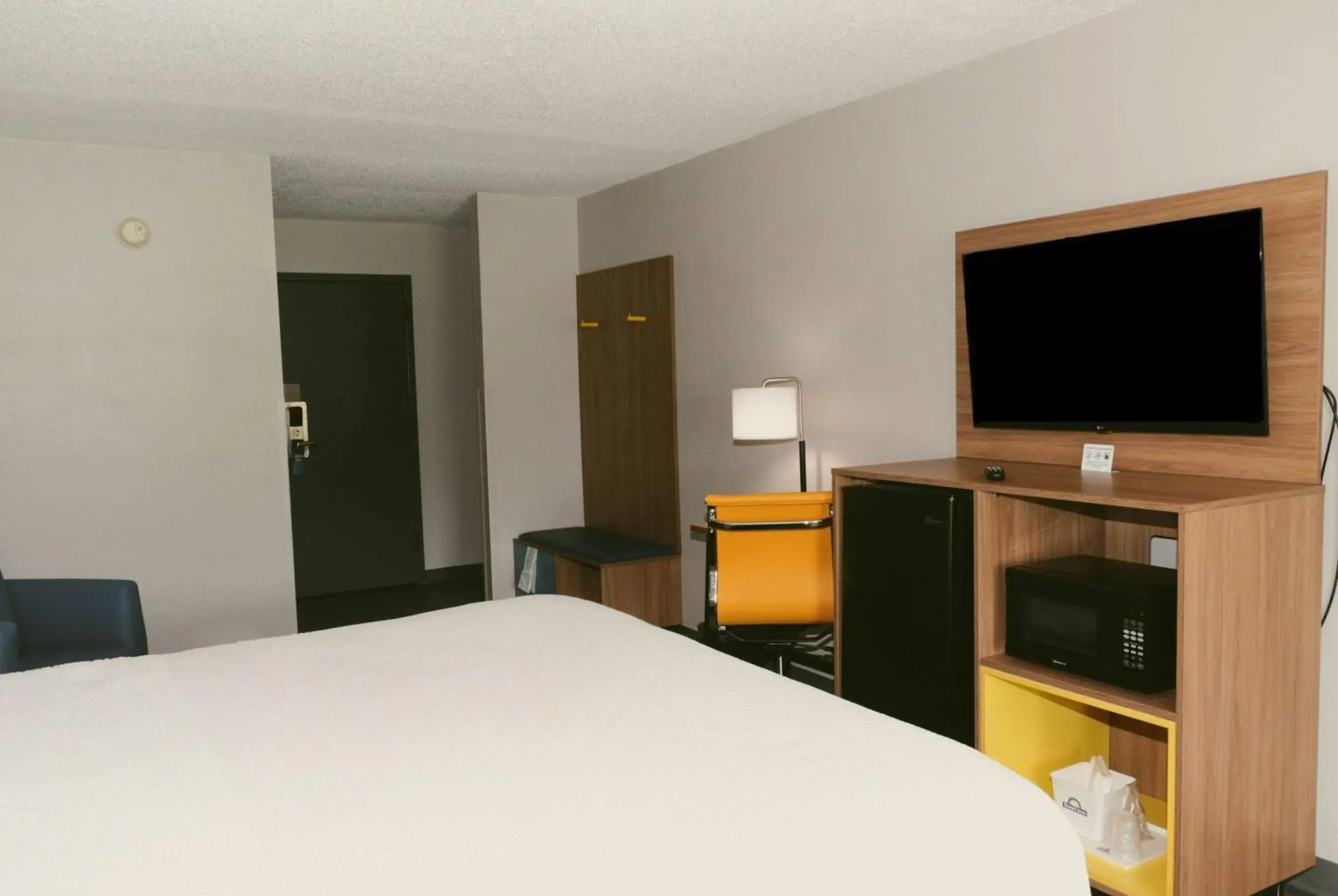 Photo of the whole room, TV/Entertainment Center in Days Inn by Wyndham Farmville