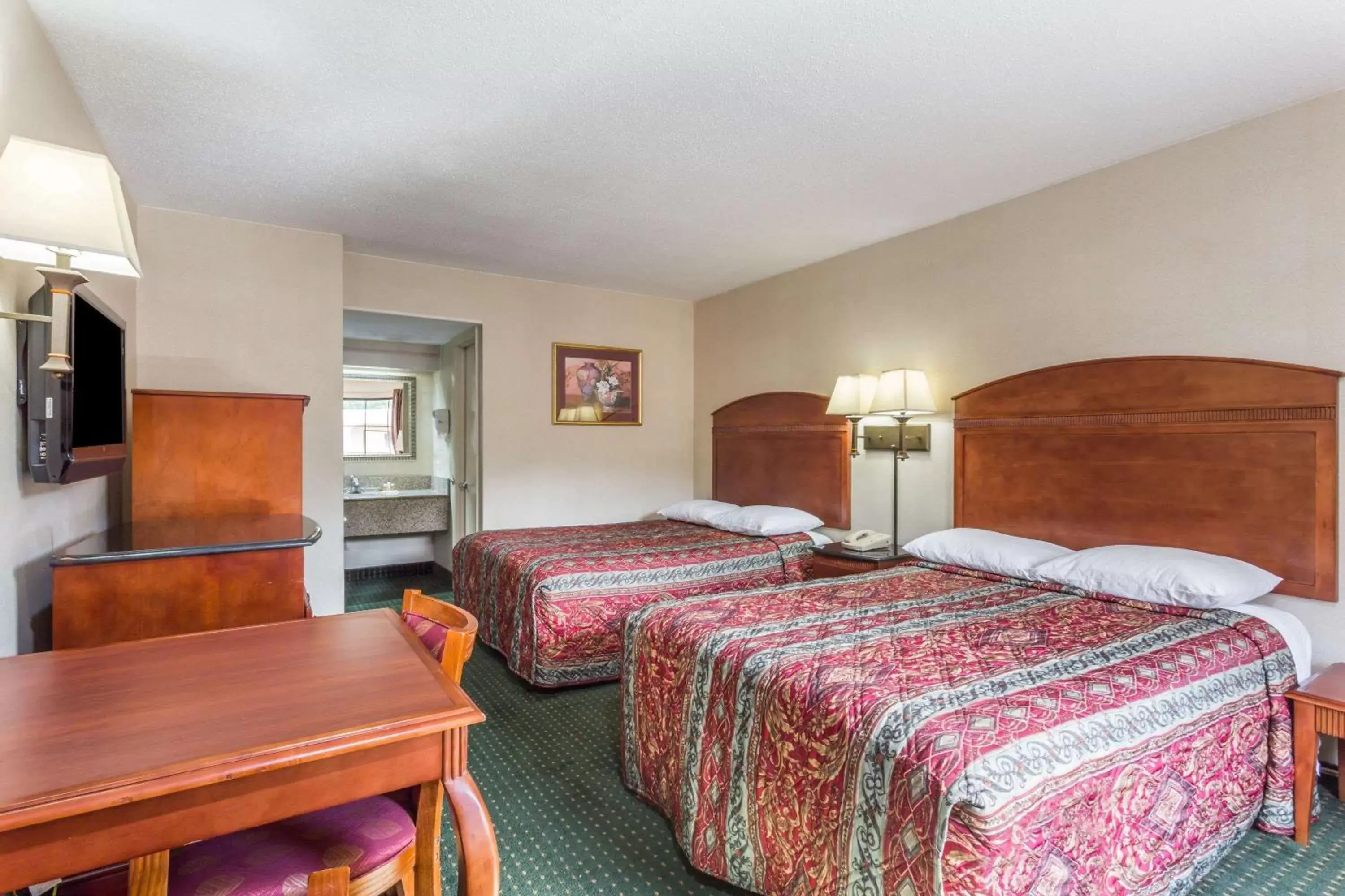 Photo of the whole room, Bed in Days Inn by Wyndham Camp Springs Andrews AFB