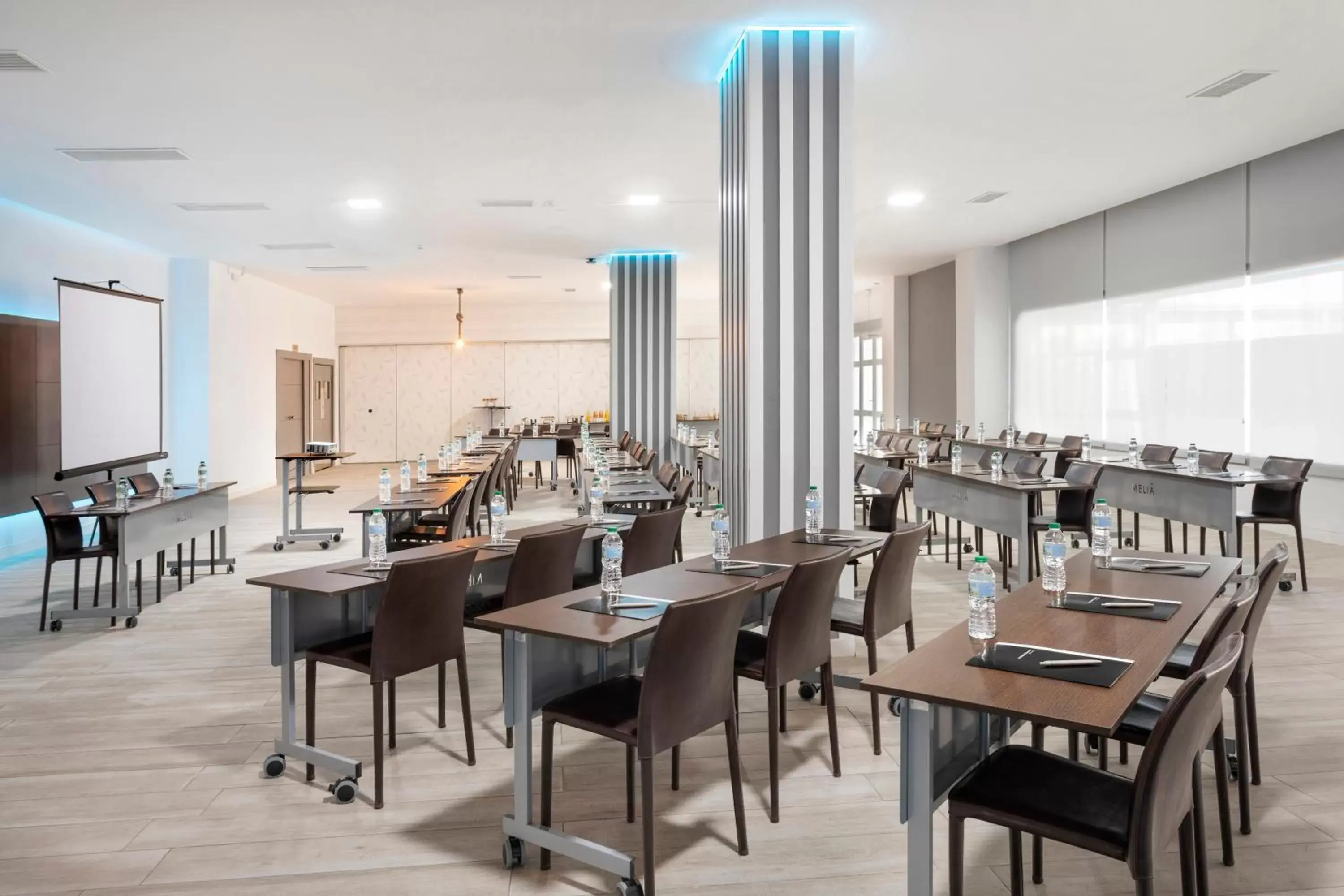Business facilities, Restaurant/Places to Eat in Hotel Madrid Chamartín, Affiliated by Meliá