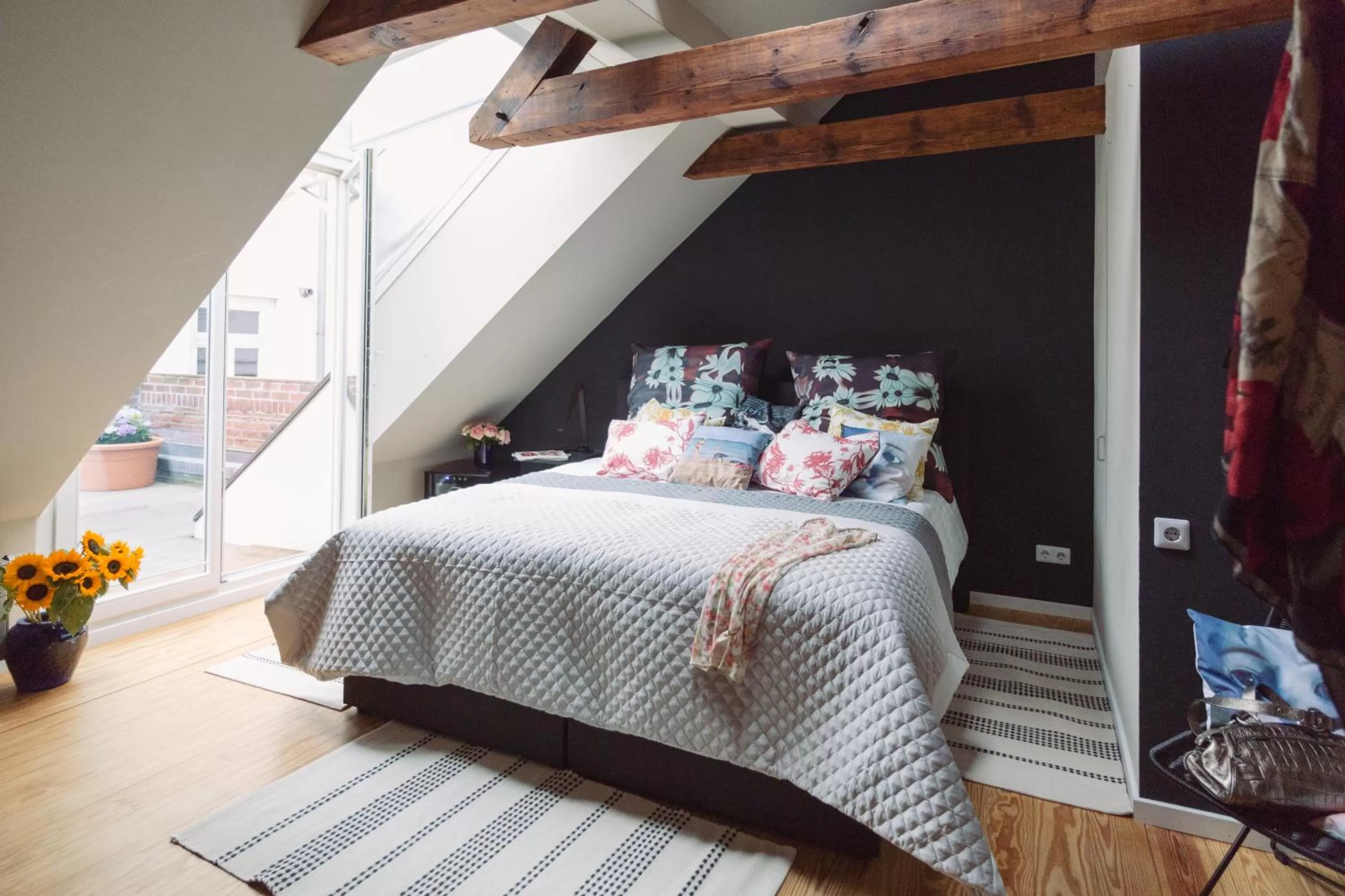 Photo of the whole room, Bed in Central Hotel bel étage