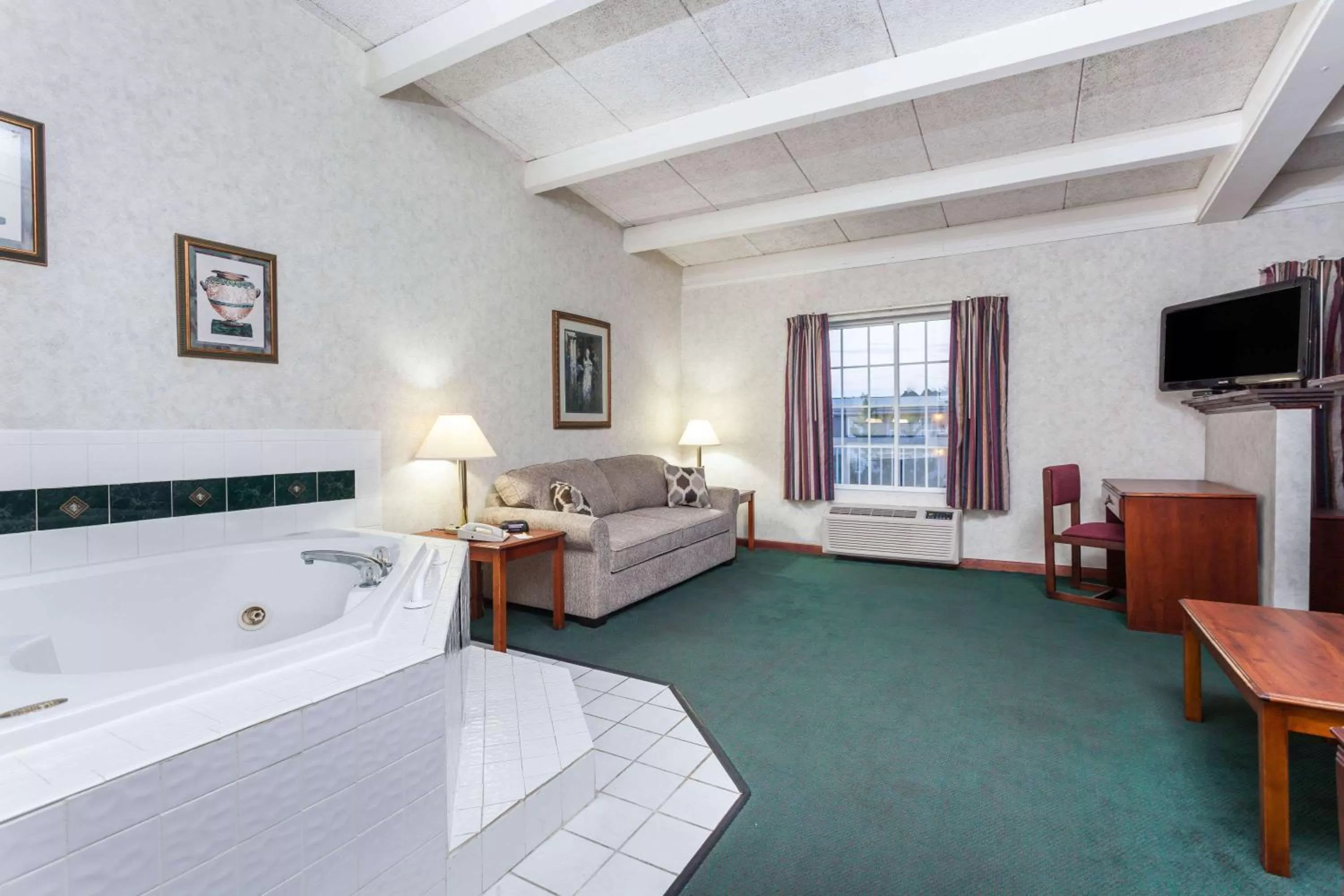 Photo of the whole room, Bed in Days Inn & Suites by Wyndham Lexington