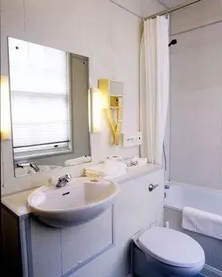 Bathroom in Lysses House Hotel
