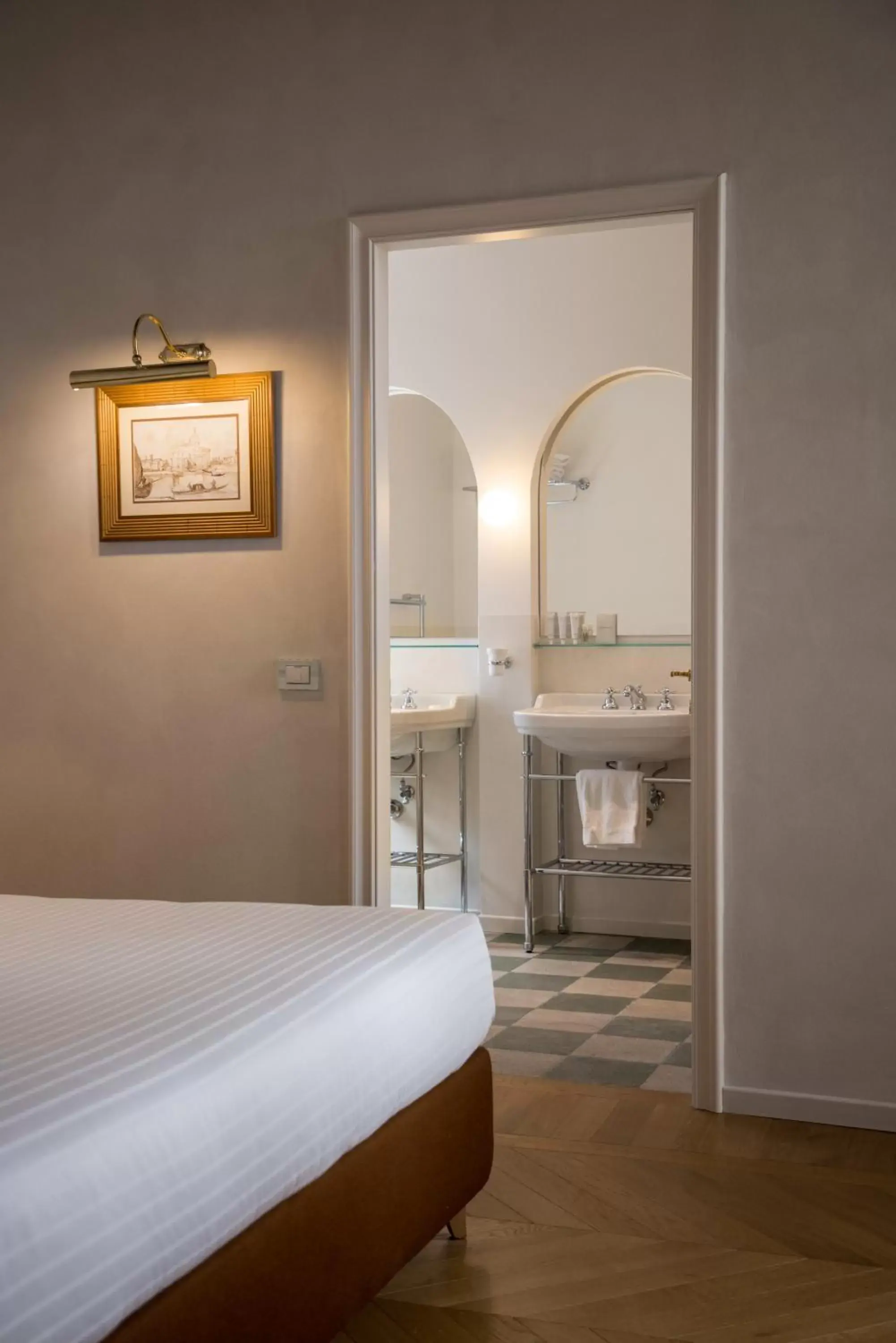 Bathroom, Bed in Casa G. Firenze