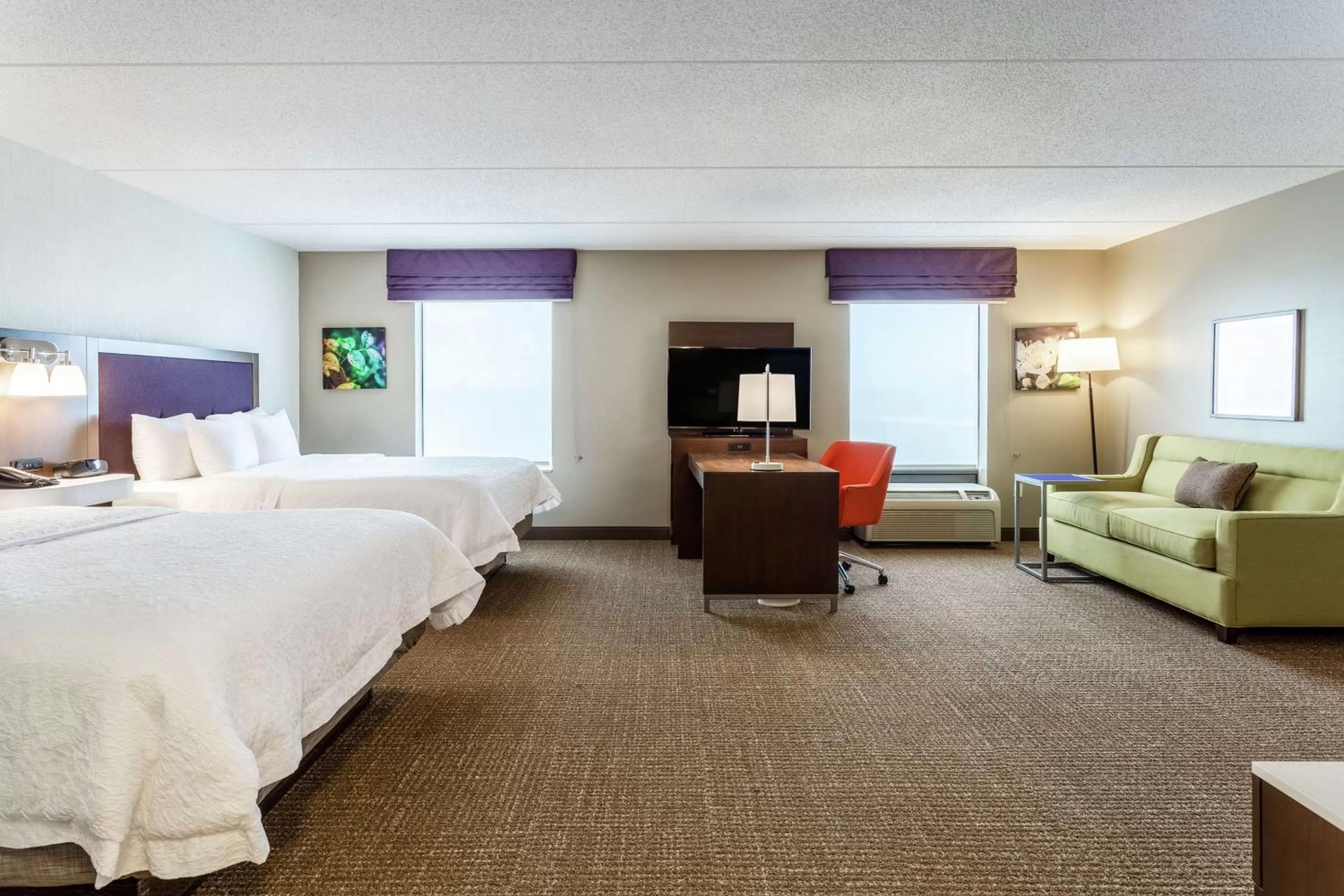 Bedroom, Bed in Hampton Inn & Suites Chicago - Libertyville