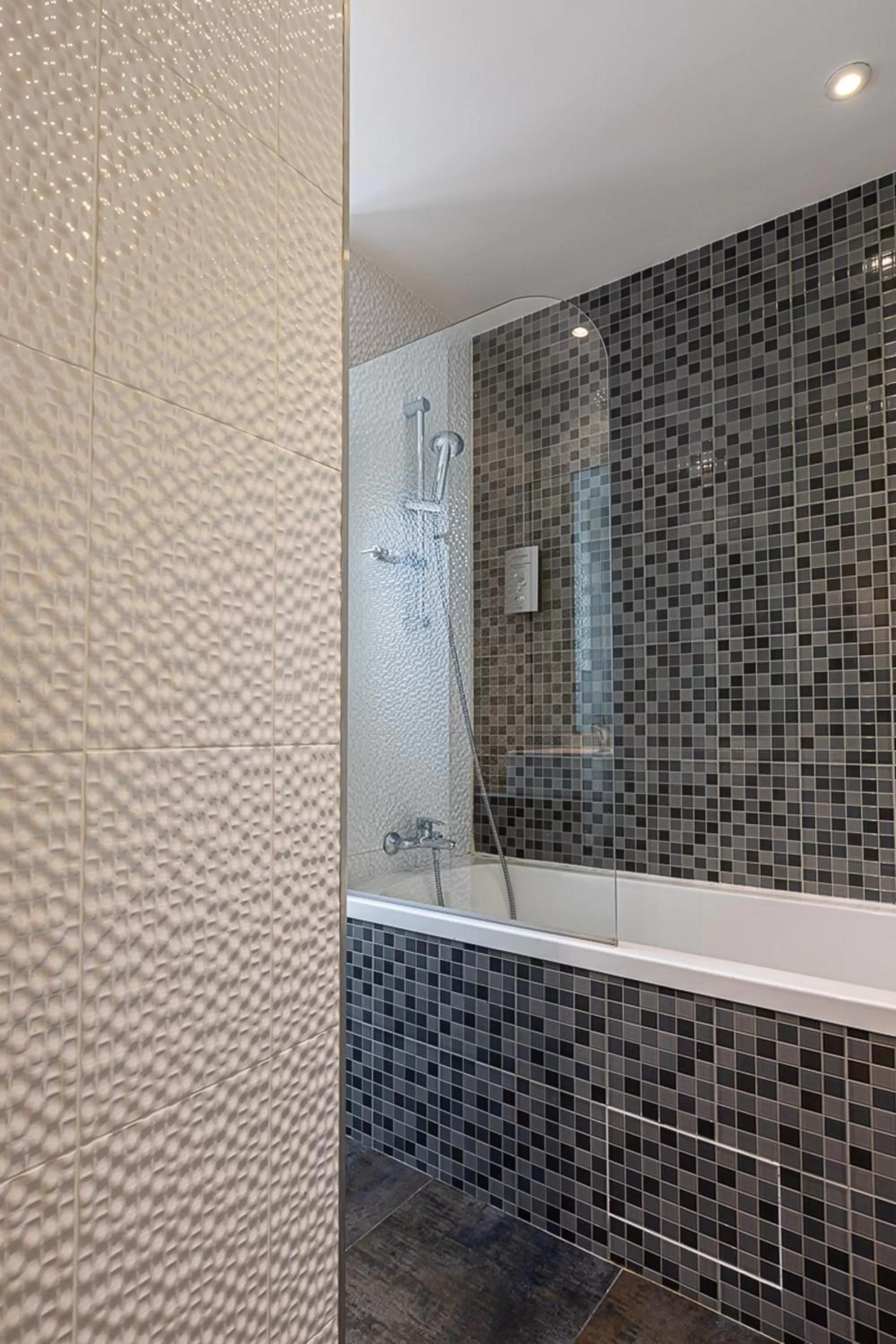 Bathroom in Trianon Gare de Lyon