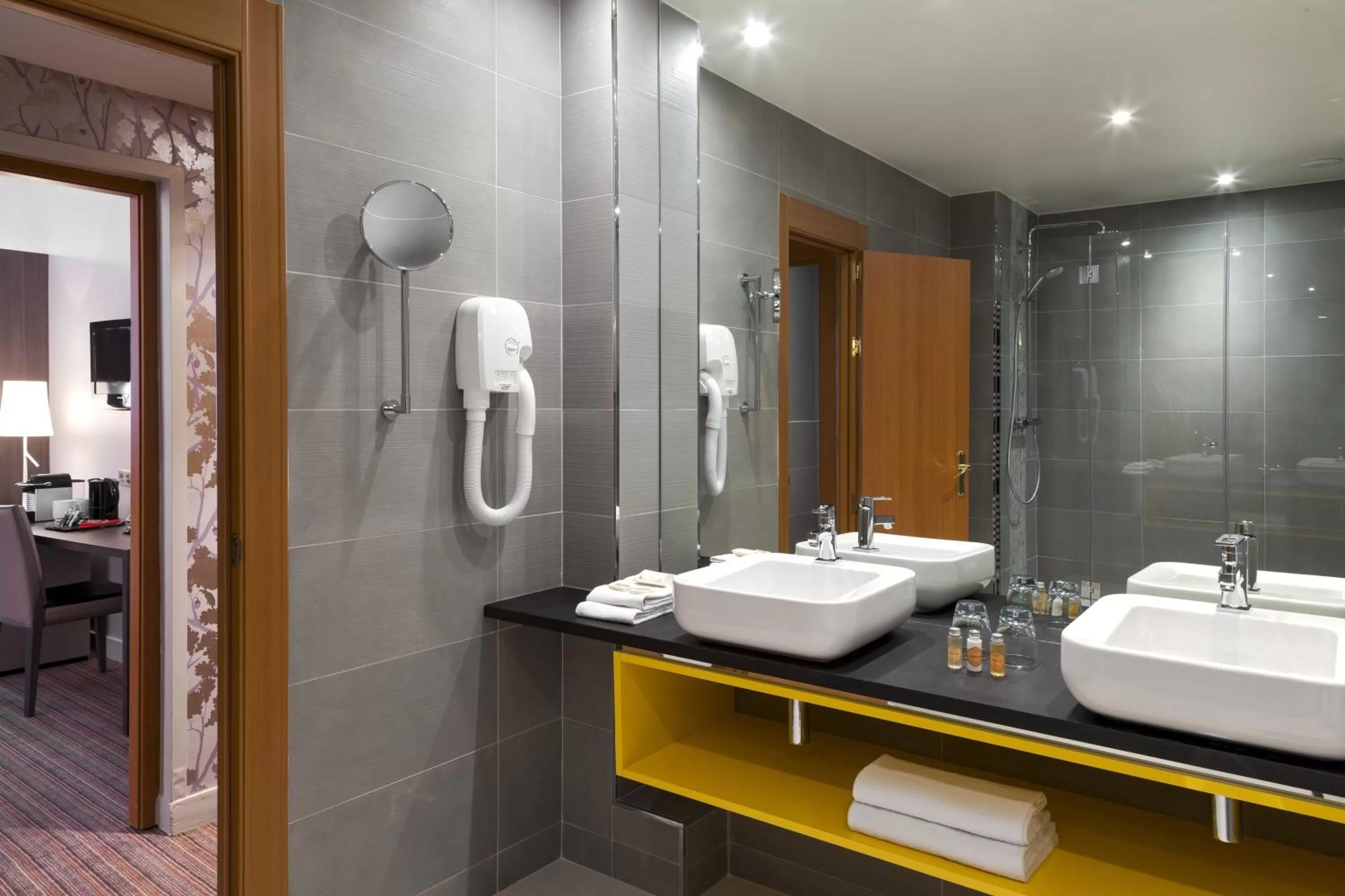 Bathroom in Timhotel Opéra Blanche Fontaine