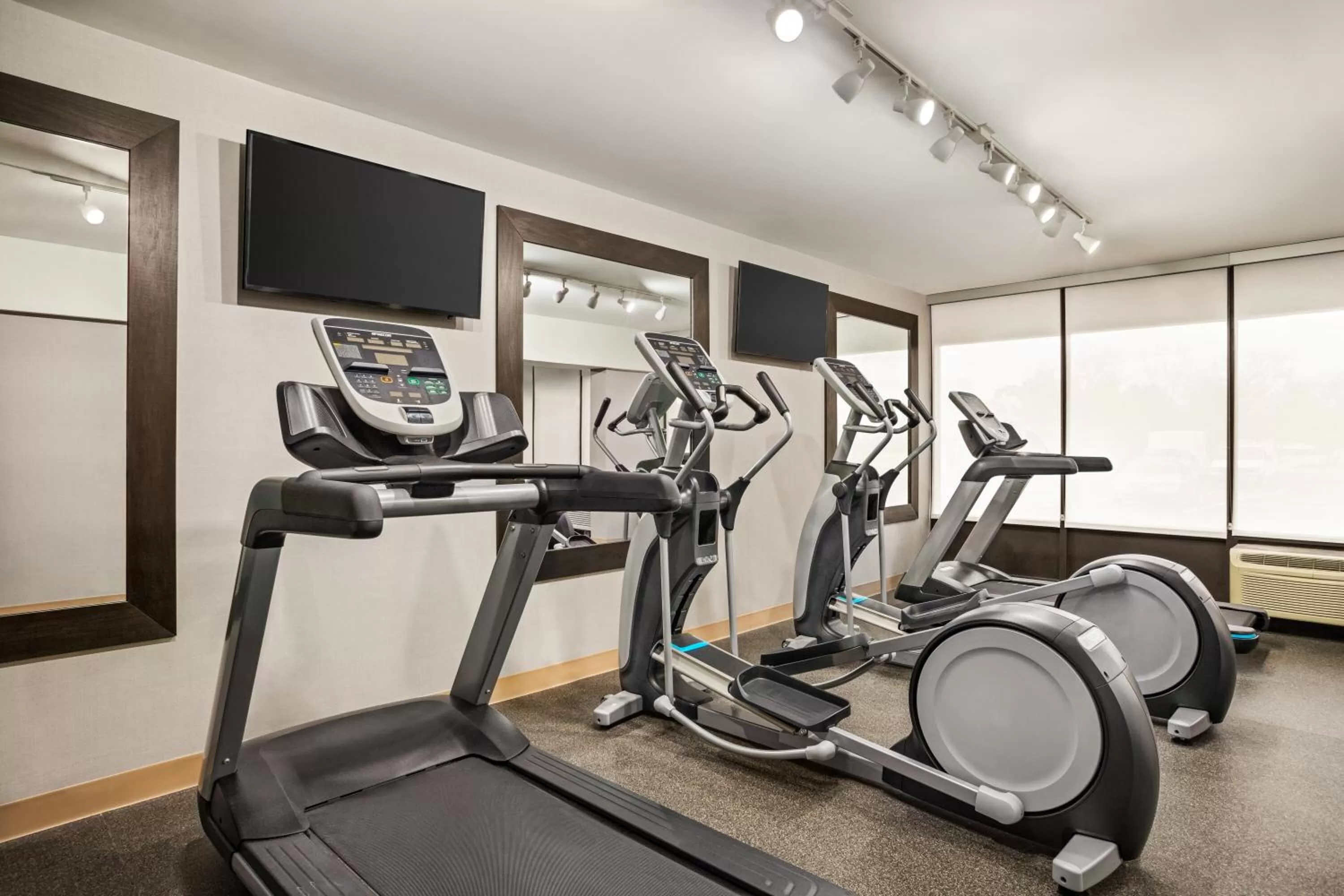 Fitness centre/facilities in La Quinta Inn & Suites by Wyndham Richmond-Midlothian