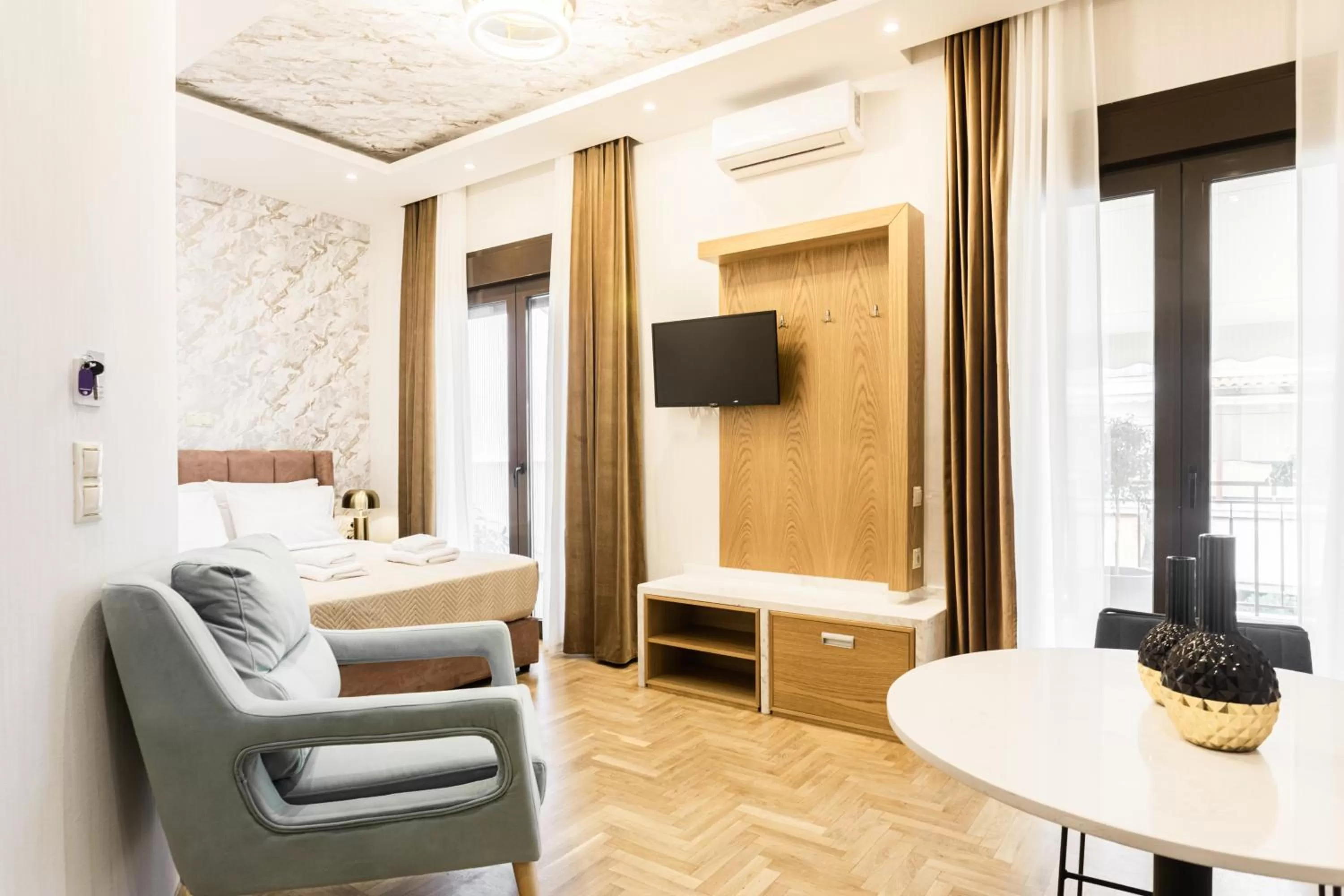 Seating area, Bed in Nicholas Point Apartments and Rooms