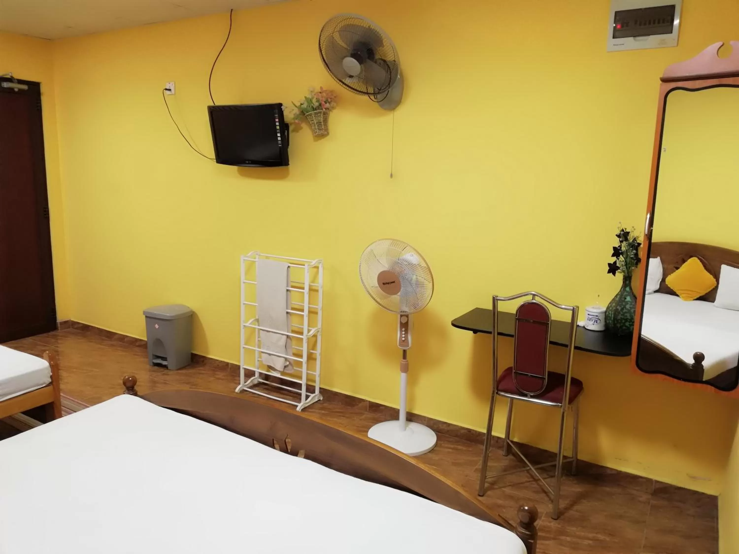 Photo of the whole room, Bed in Sunshine Hotel