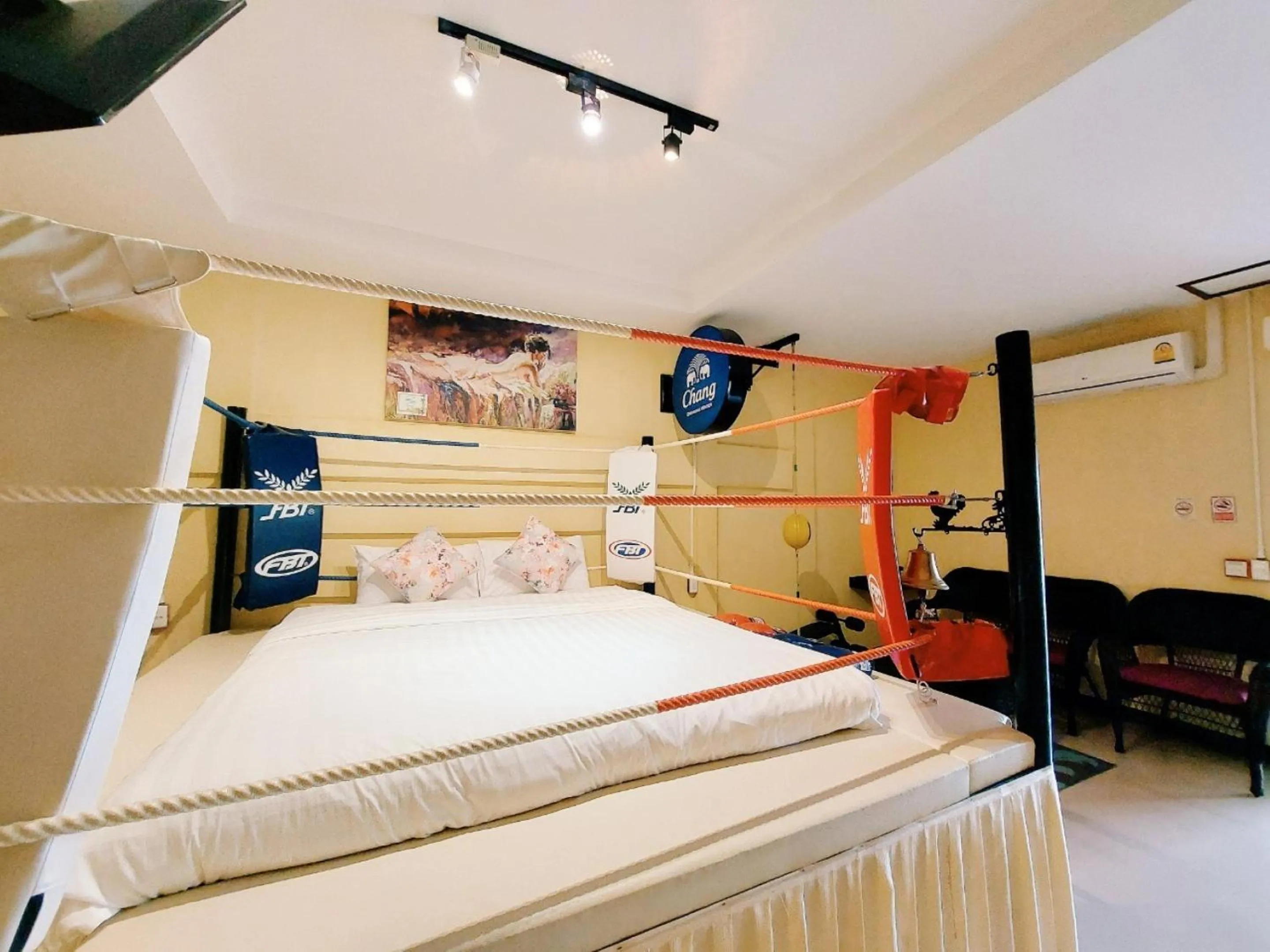 Bed in Retro Box Hotel Chumphon