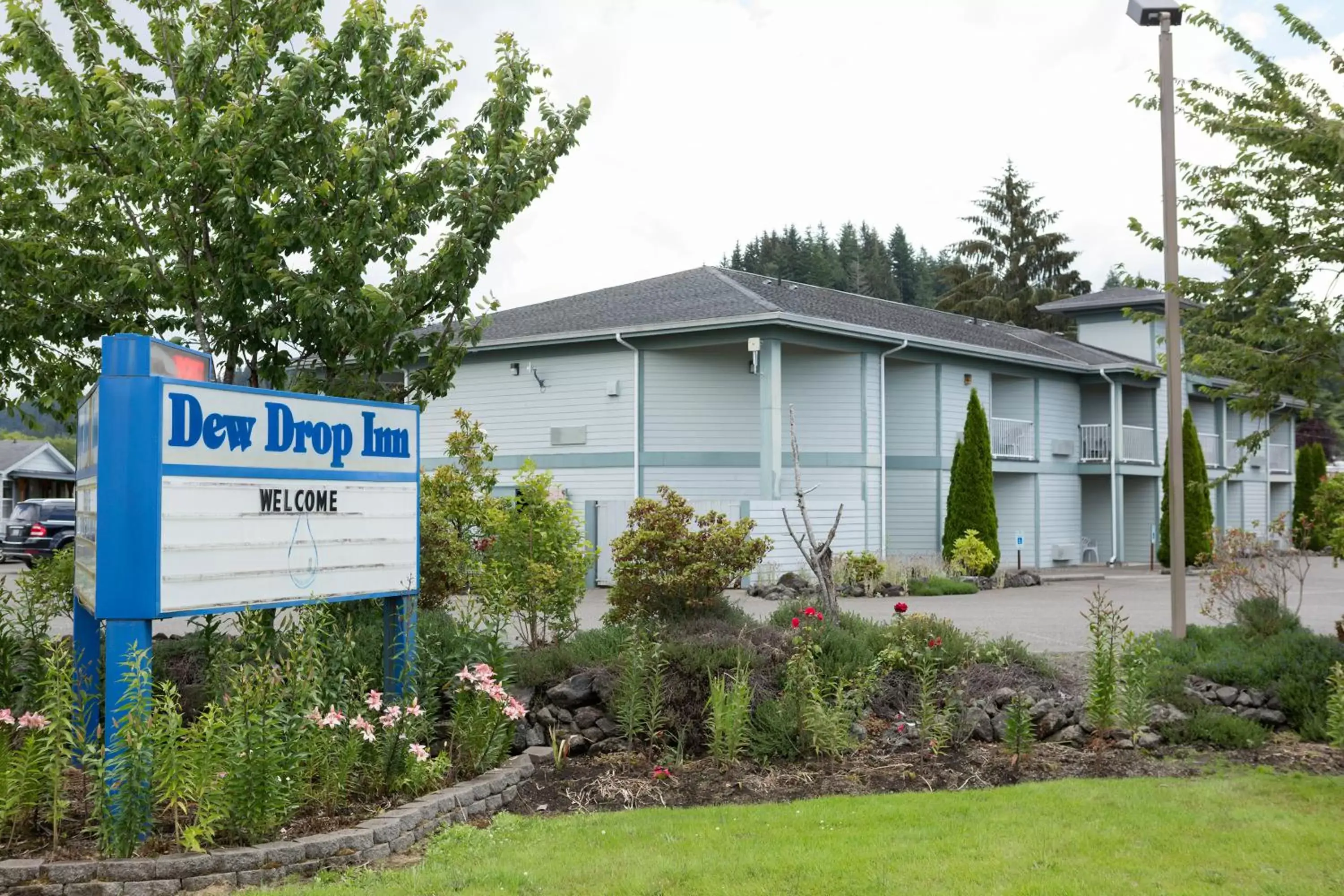 Property building in Dew Drop Inn Property building in Dew Drop Inn