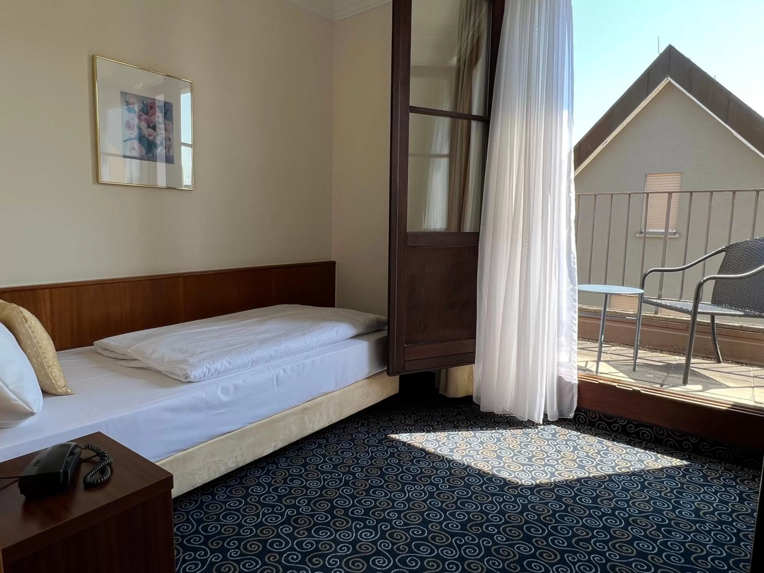 Photo of the whole room, Bed in Stadthotel