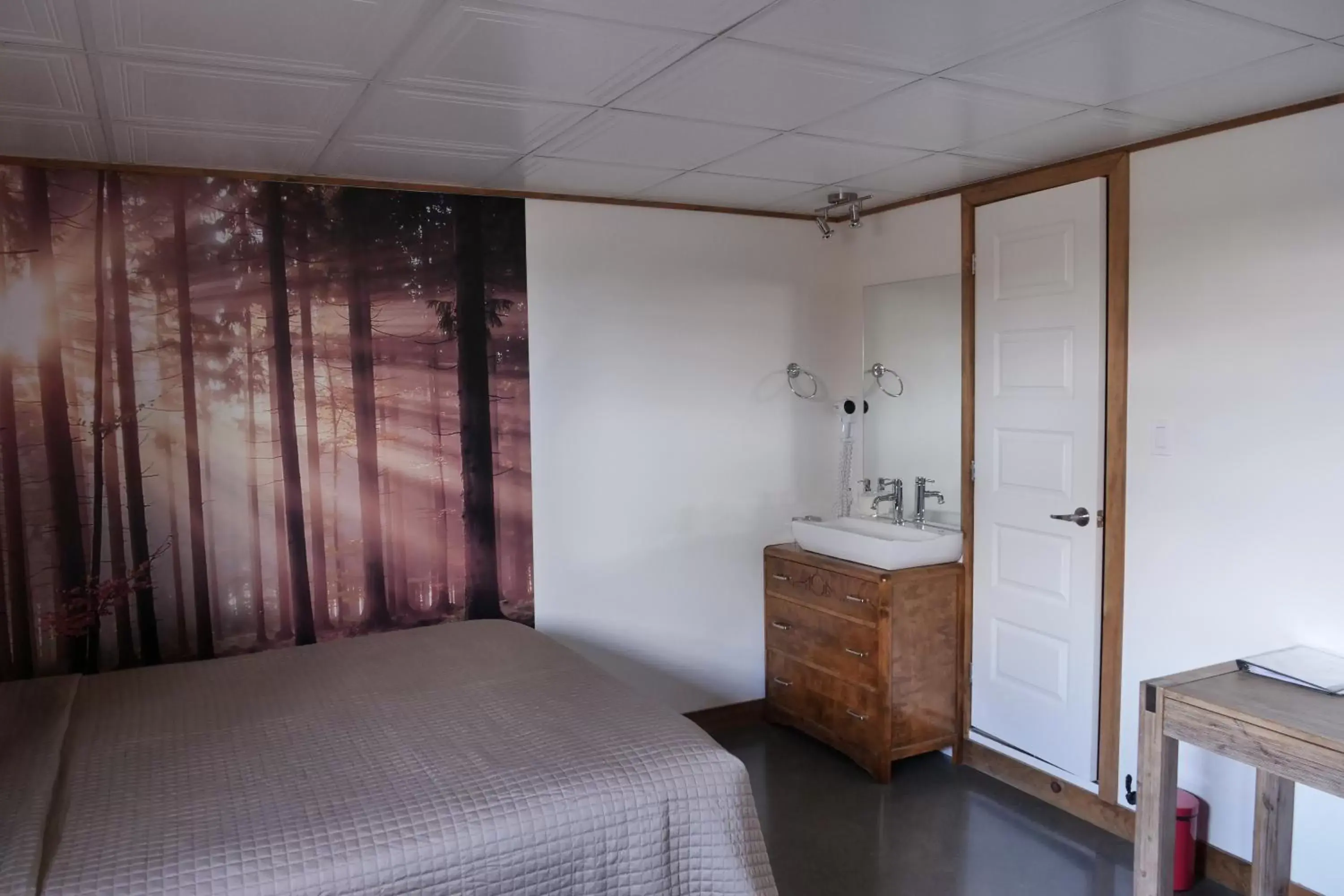 Shower, Bed in Gîte du Haut des Arbres