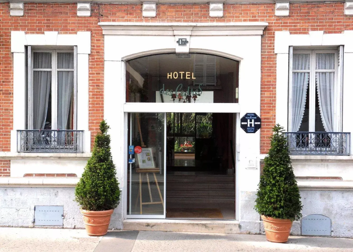 Facade/entrance in Hotel Des Cedres