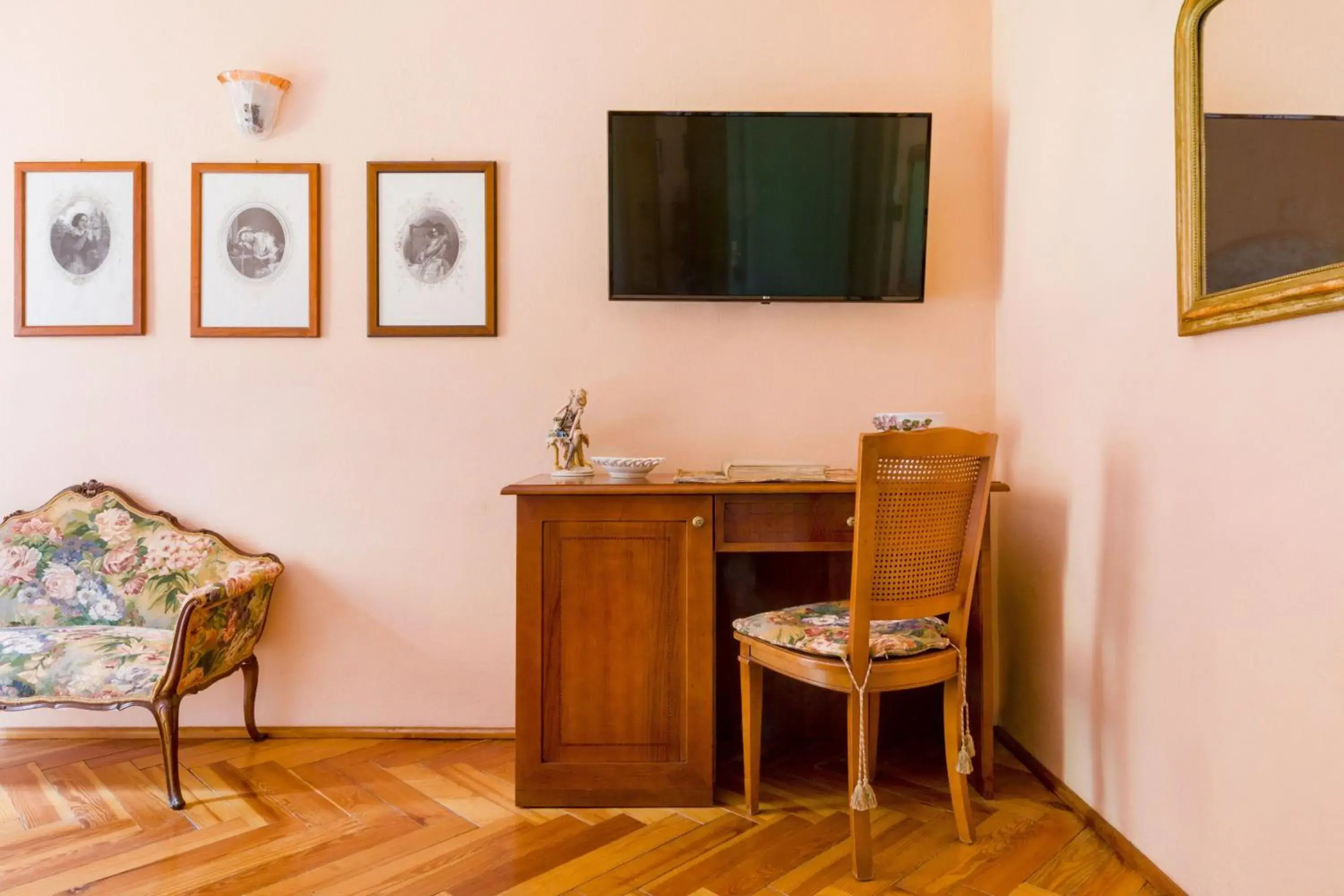 Bedroom, TV/Entertainment Center in Boutique Hotel Villa Sostaga