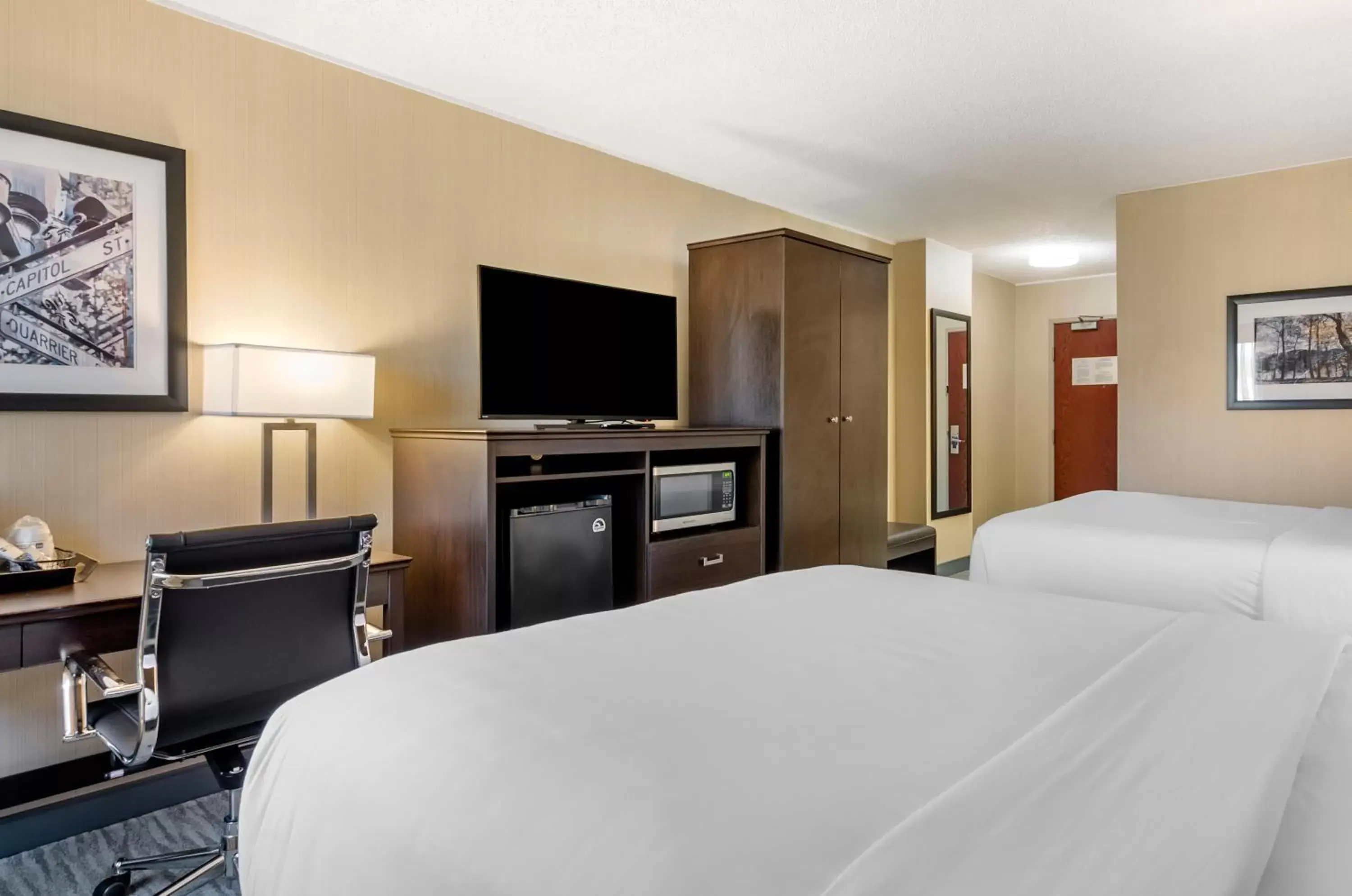 TV and multimedia, TV/Entertainment Center in Best Western Charleston