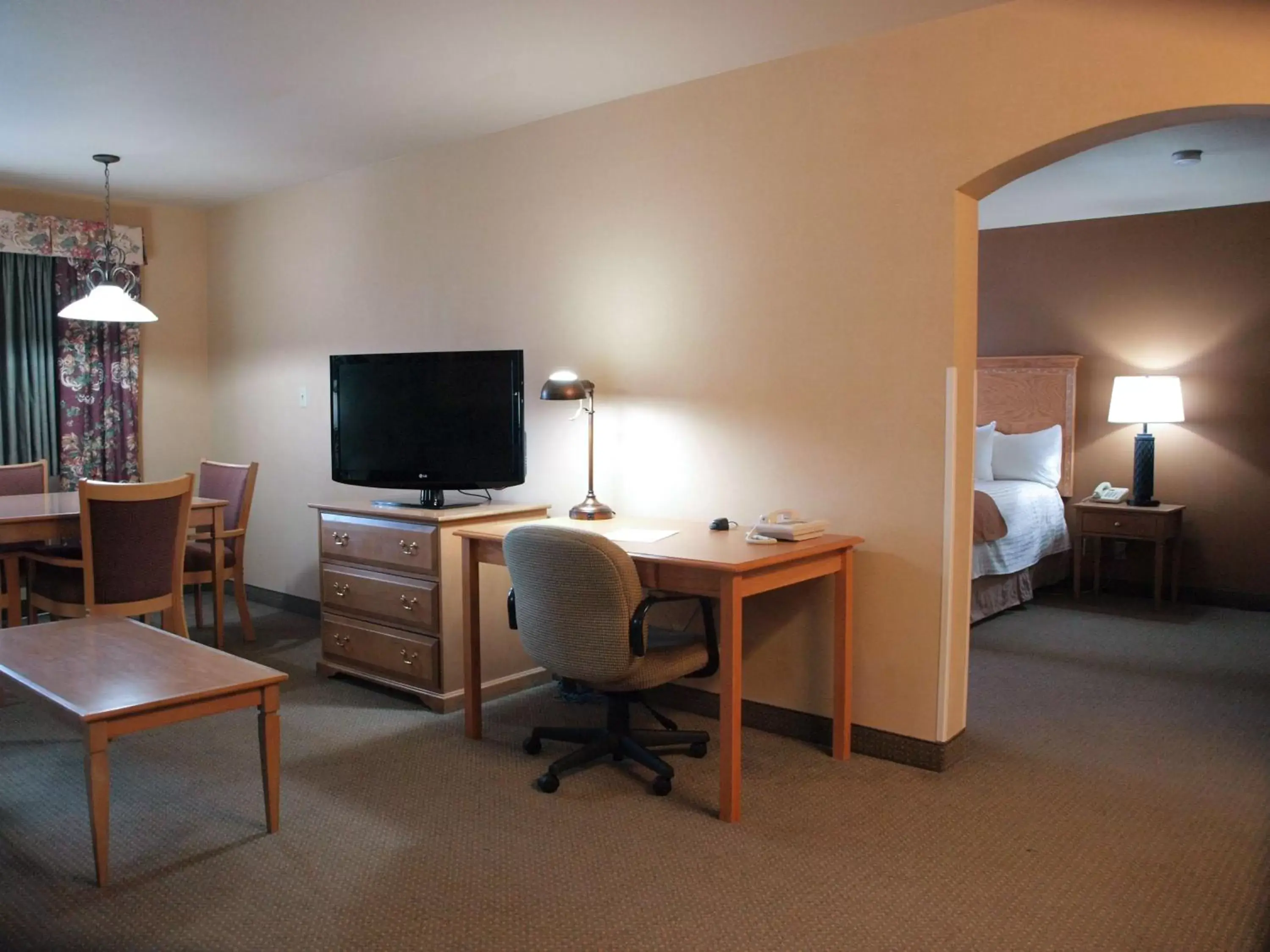 Photo of the whole room, TV/Entertainment Center in Best Western Plus Caldwell Inn & Suites