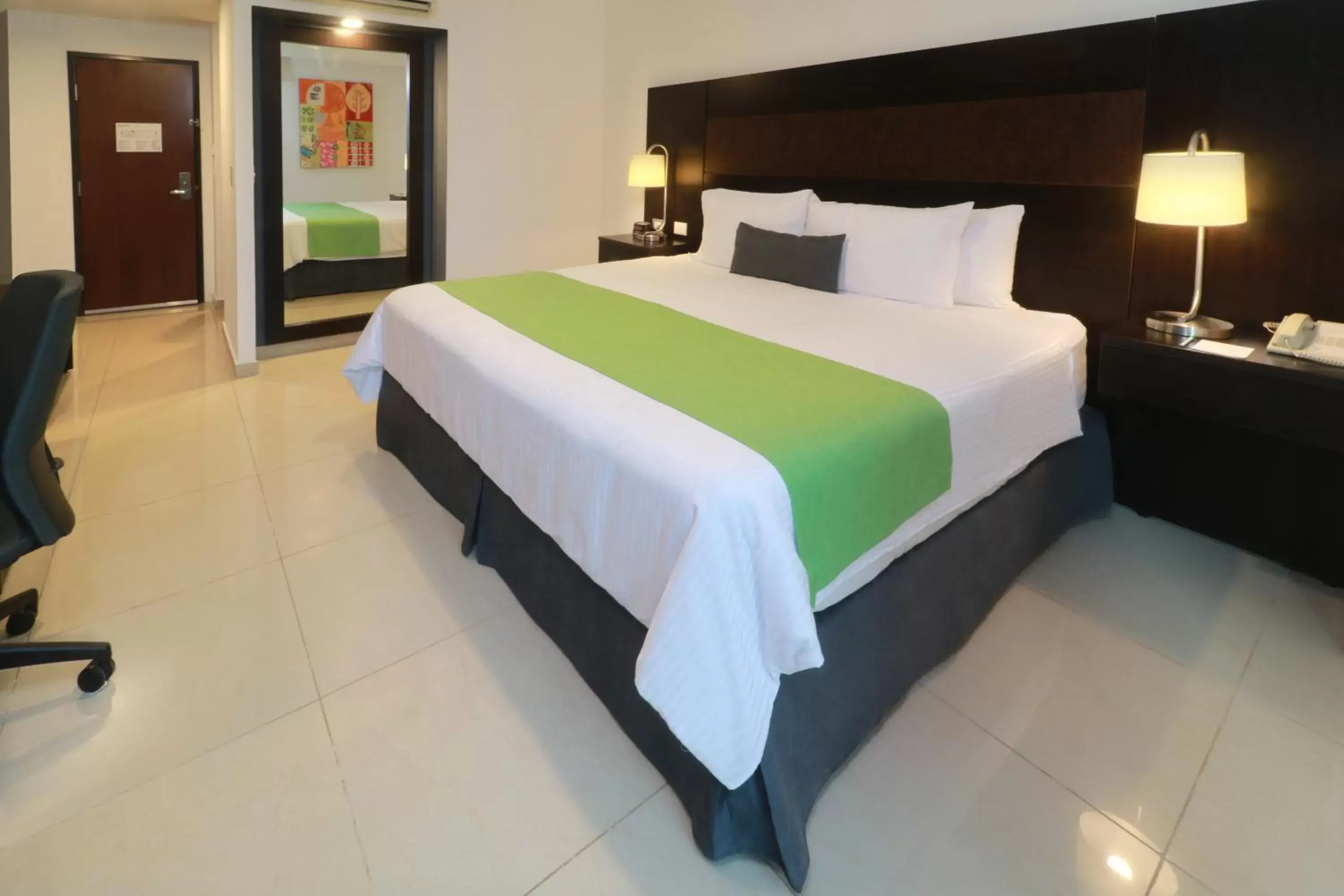 Photo of the whole room, Bed in Wyndham Garden Guadalajara Acueducto