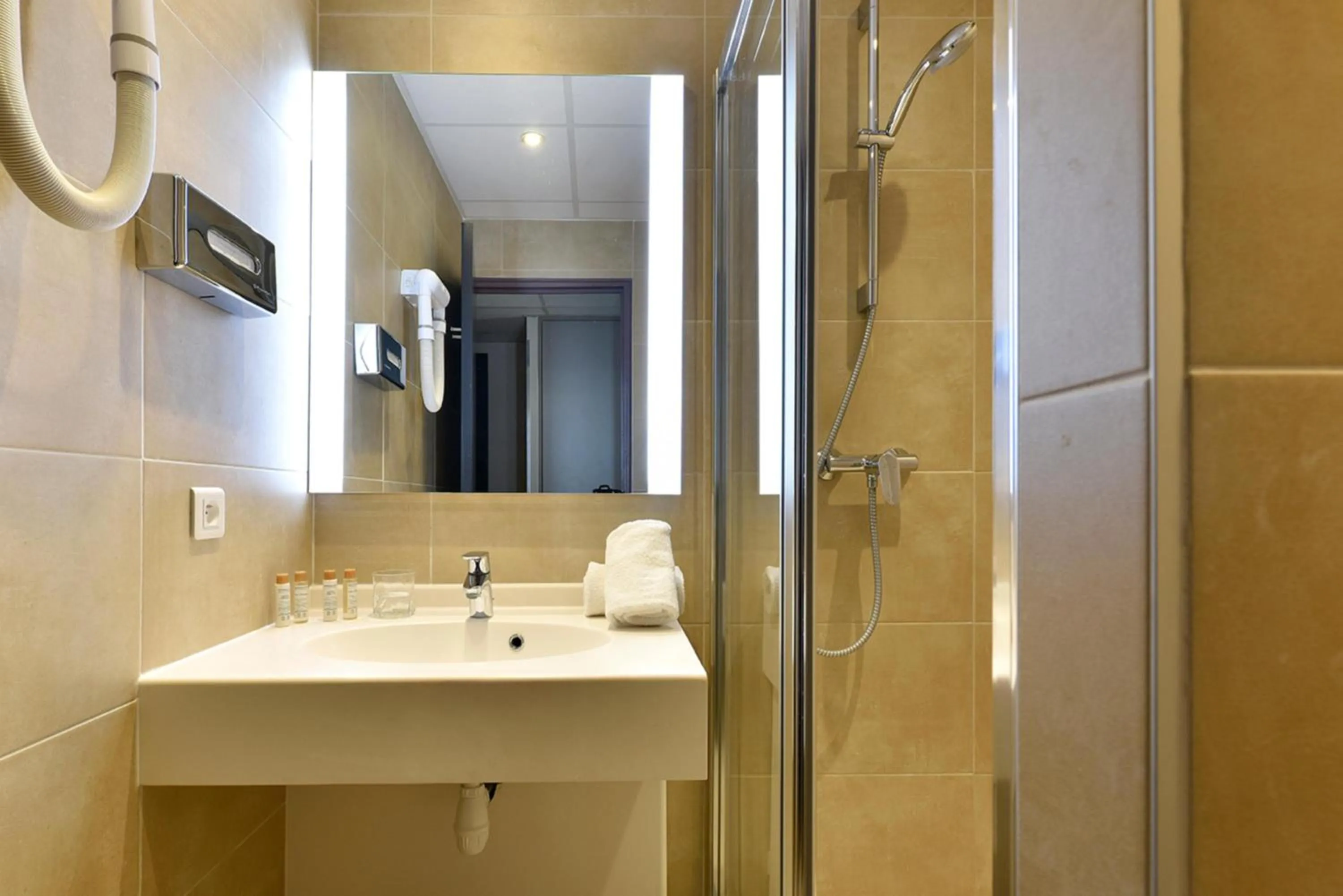 Bathroom in Hôtel Arles Plaza