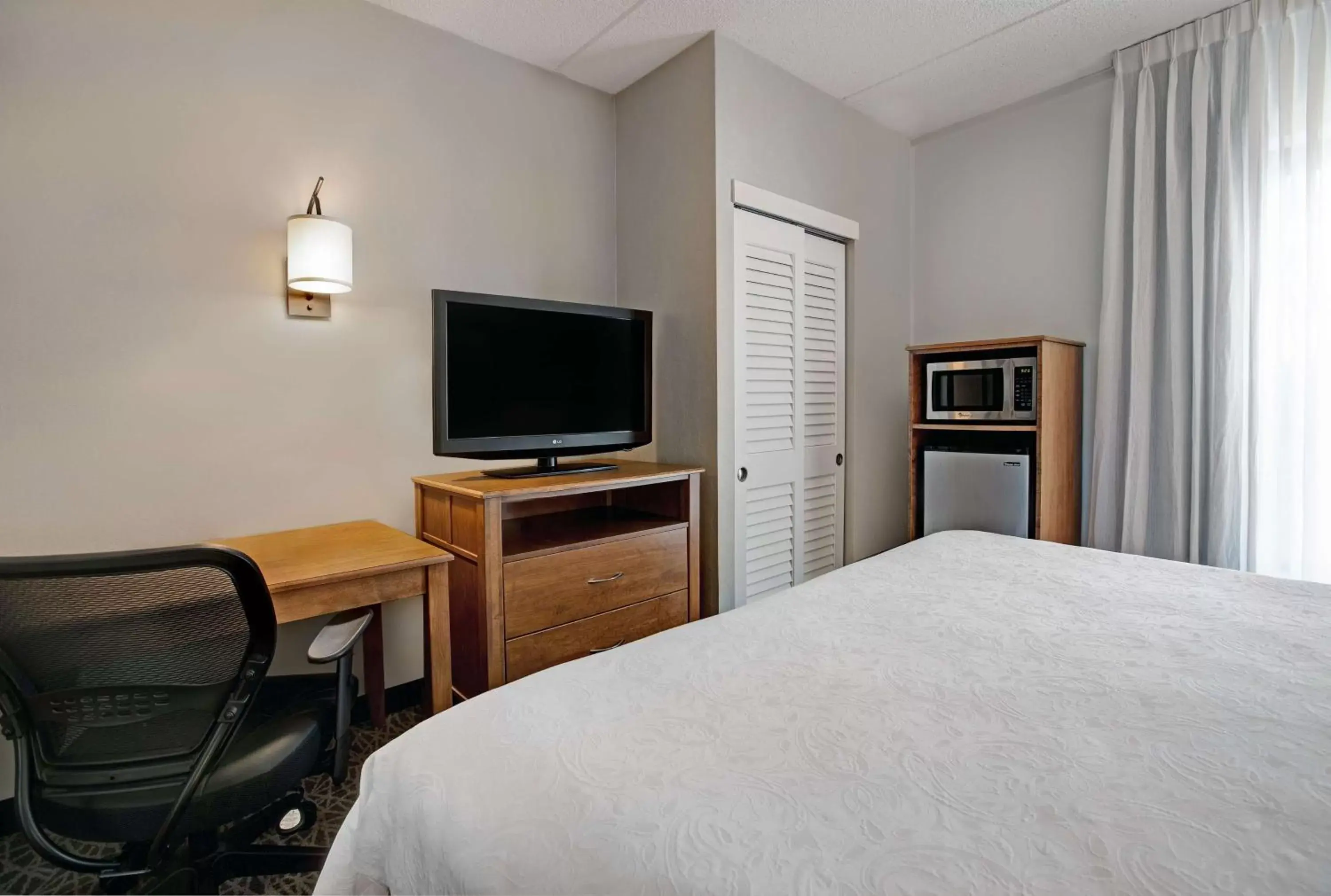 Bed, TV/Entertainment Center in Homewood Suites by Hilton Chicago-Lincolnshire