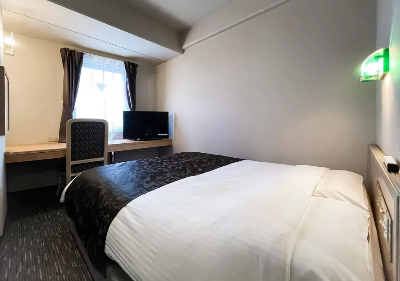 Photo of the whole room, Bed in APA Hotel Kanazawa-nishi