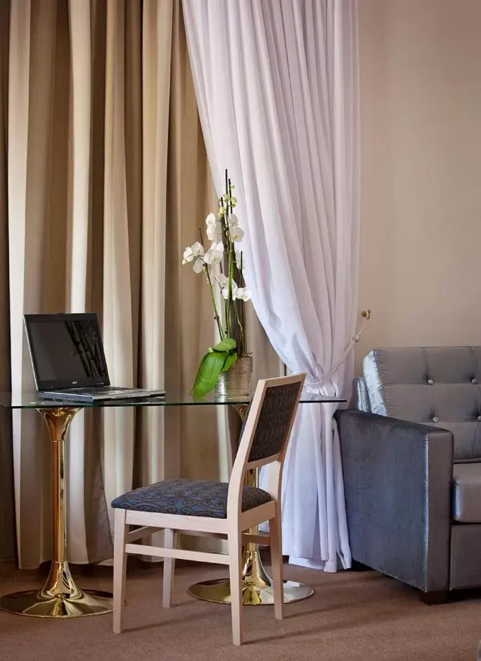 Seating area, Dining Area in Dovitel Boutique Hotel