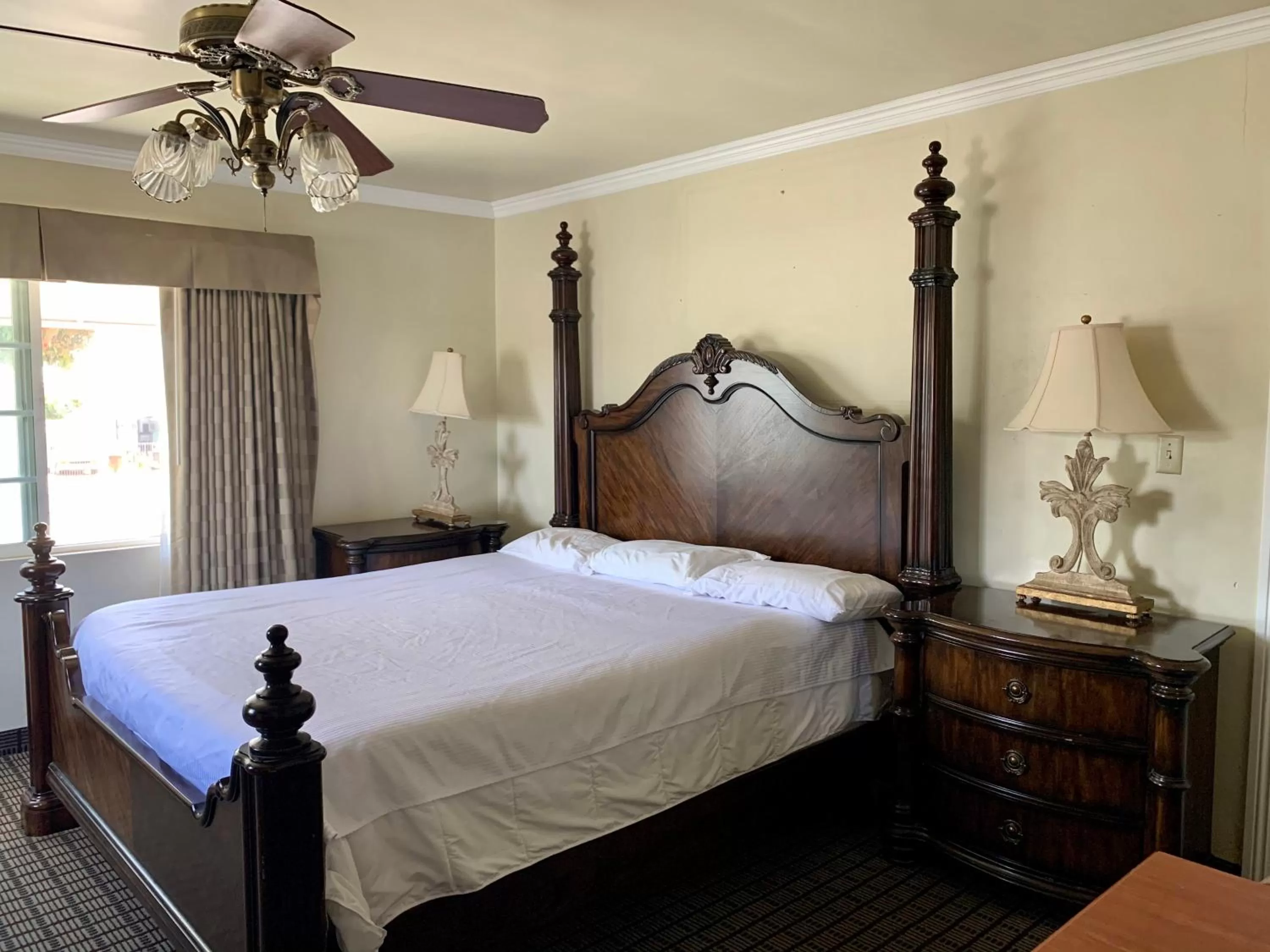 Photo of the whole room, Bed in Viking Motel-Ventura