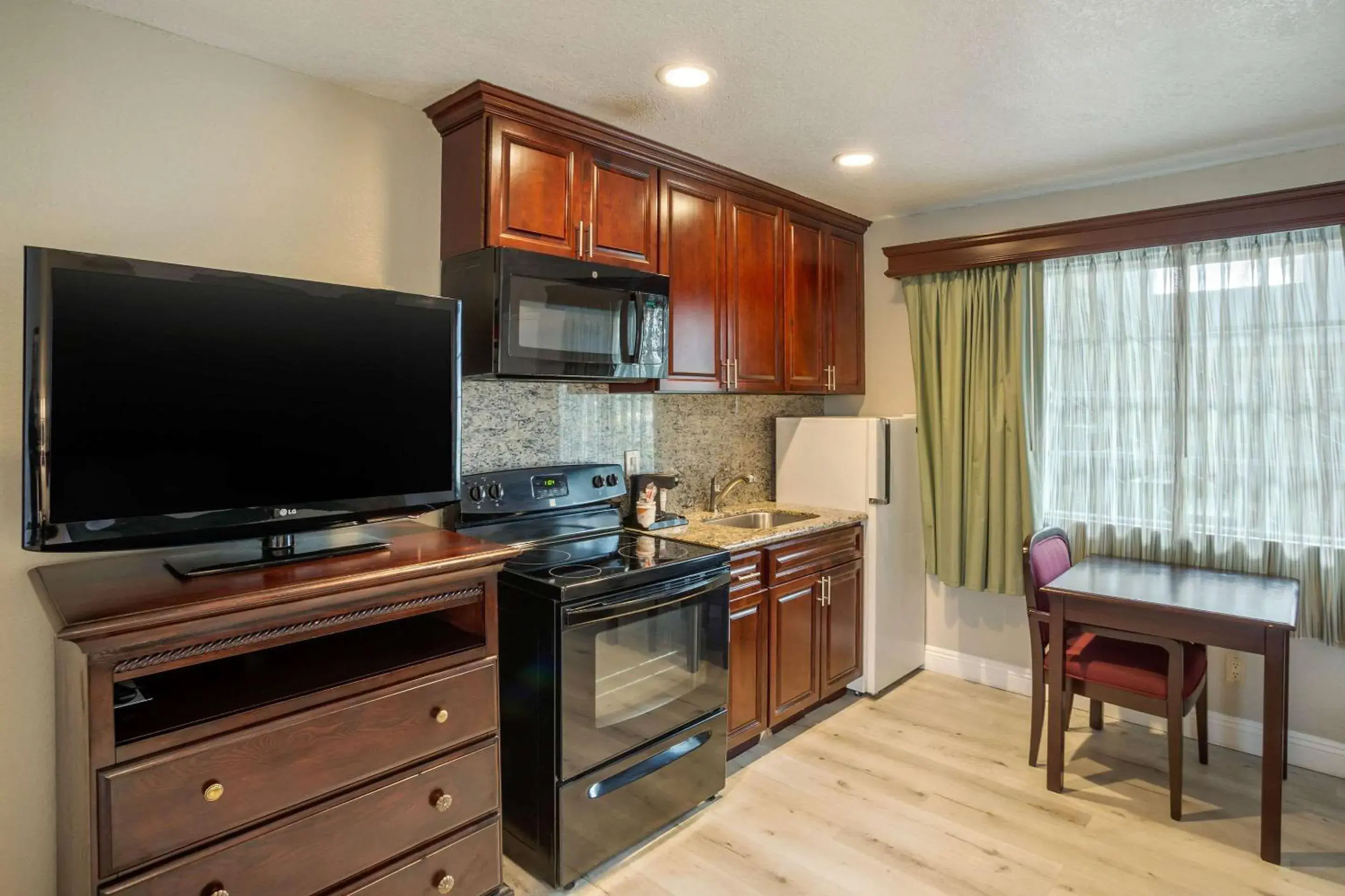 Photo of the whole room, TV/Entertainment Center in Quality Inn & Suites El Cajon San Diego East