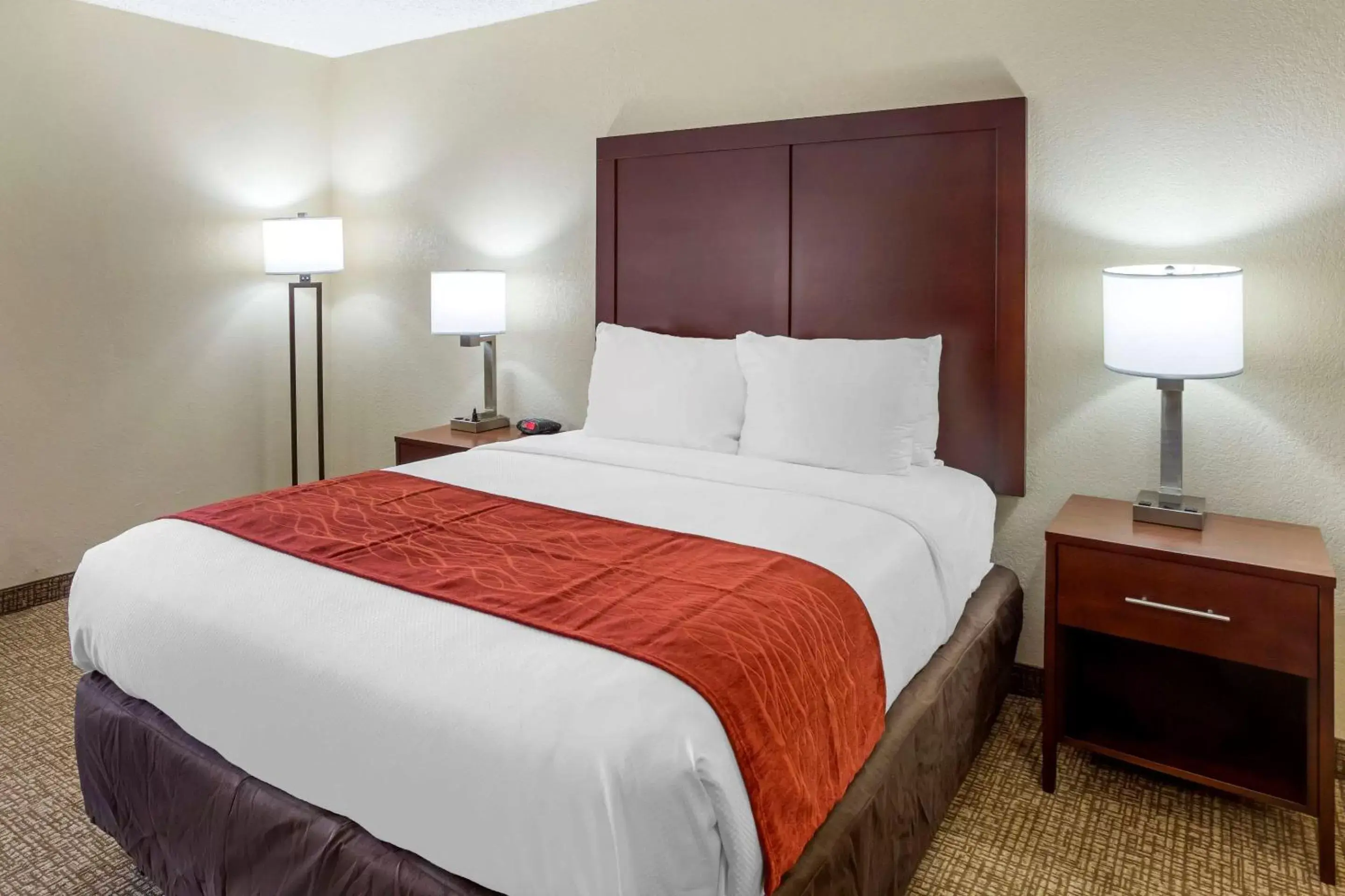 Photo of the whole room, Bed in Comfort Inn Hoffman Estates – Schaumburg
