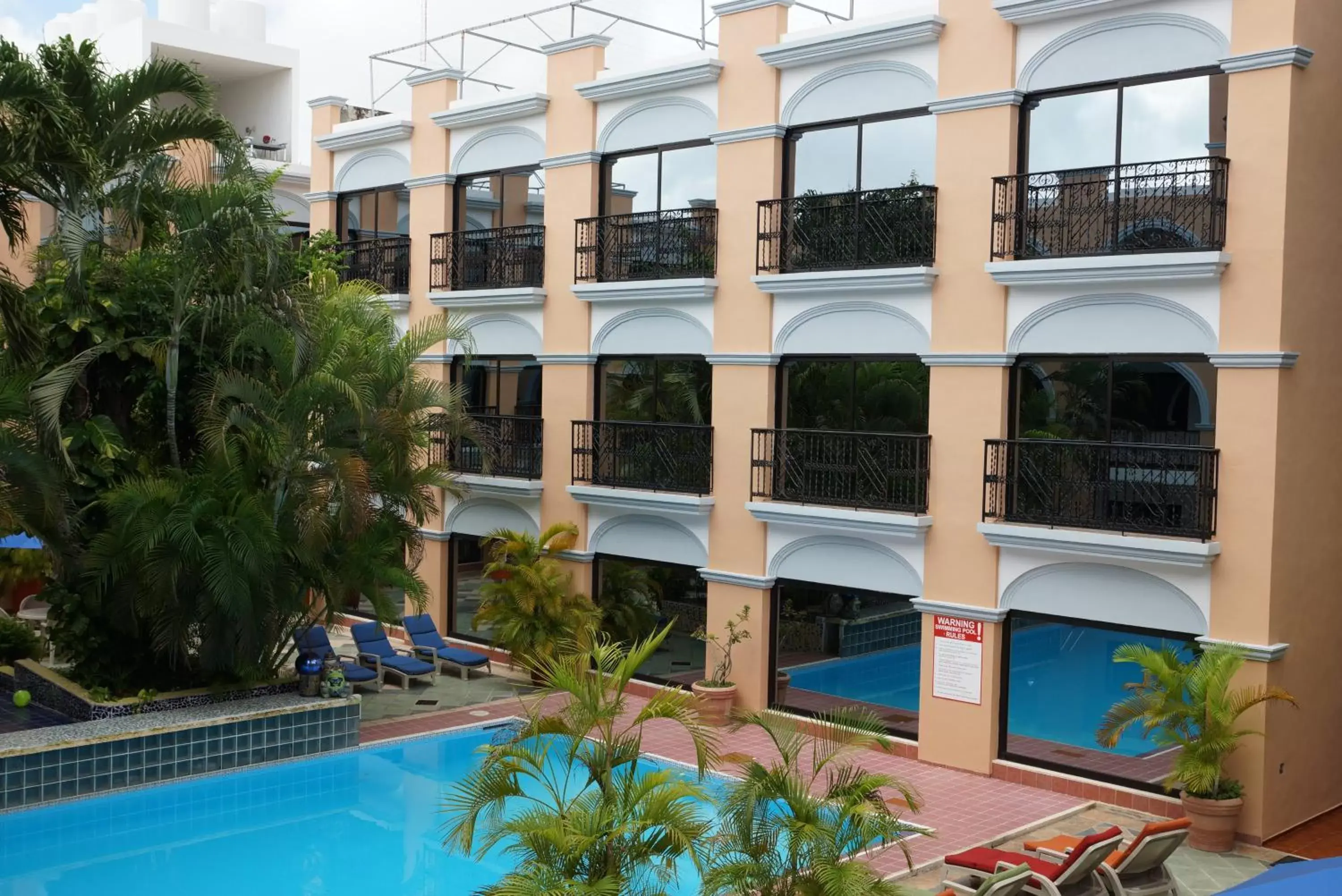 Swimming pool, Property Building in Hotel Doralba Inn