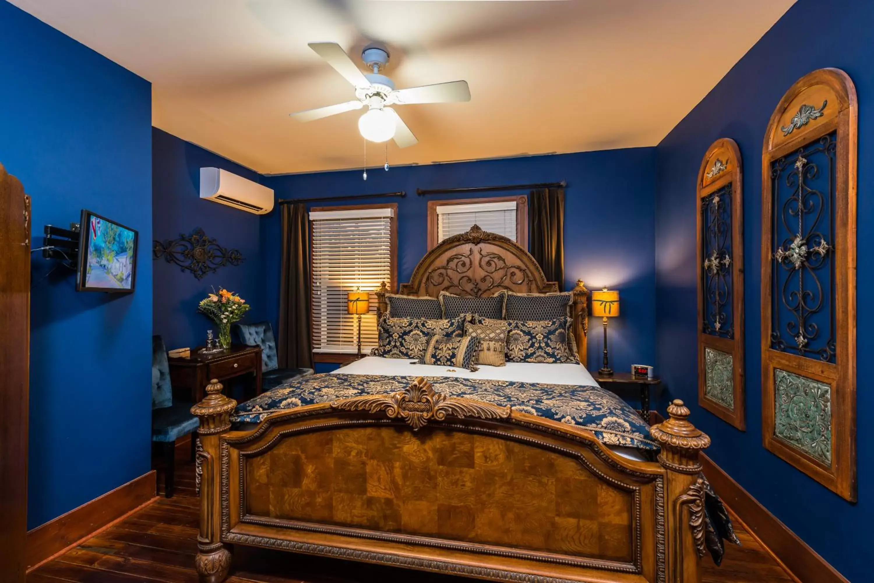 King Room - Sapphire Room in Carriage Way Inn Bed & Breakfast Adults Only - 21 years old and up King Room - Sapphire Room in Carriage Way Inn Bed & Breakfast Adults Only - 21 years old and up