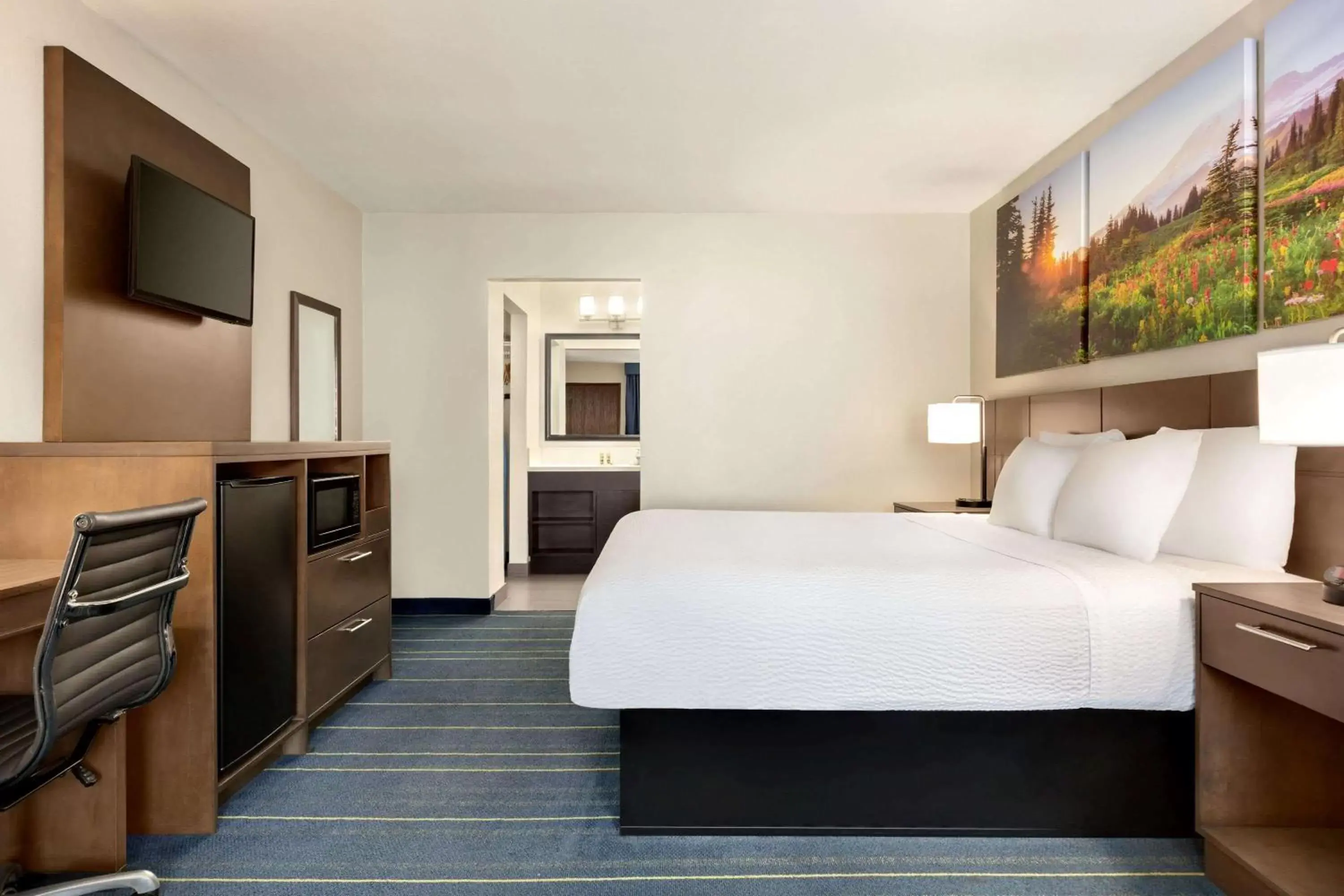 Bedroom, Bed in Days Inn & Suites by Wyndham Anaheim At Disneyland Park