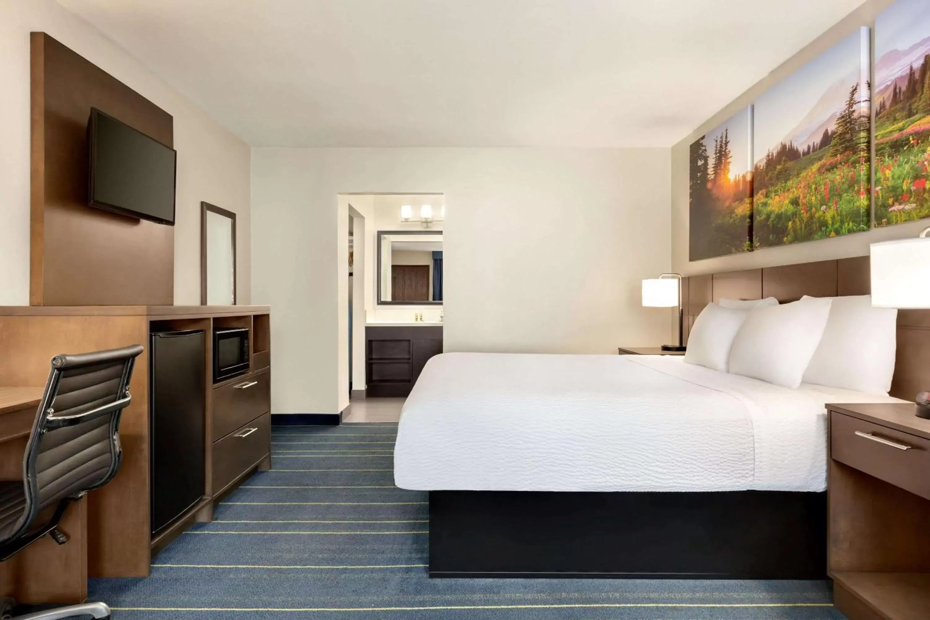 Bedroom, Bed in Days Inn & Suites by Wyndham Anaheim At Disneyland Park Bedroom, Bed in Days Inn & Suites by Wyndham Anaheim At Disneyland Park