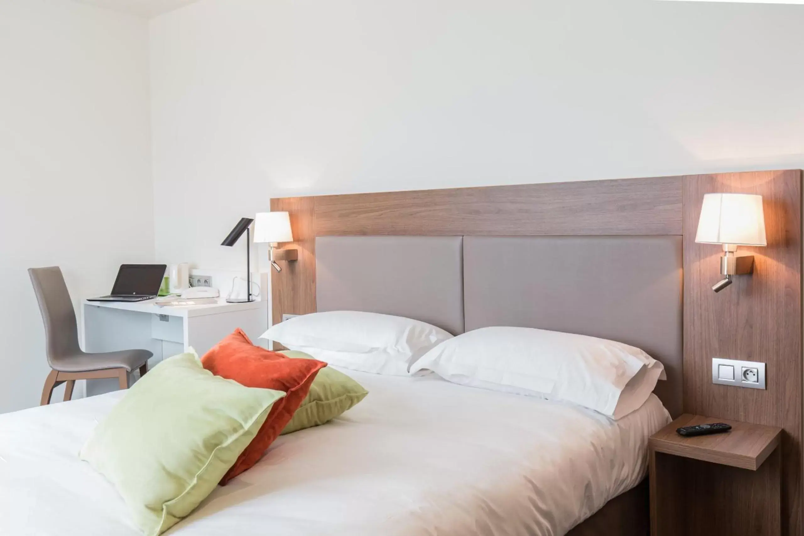 Bedroom, Bed in Campanile Metz Centre - Gare Bedroom, Bed in Campanile Metz Centre - Gare