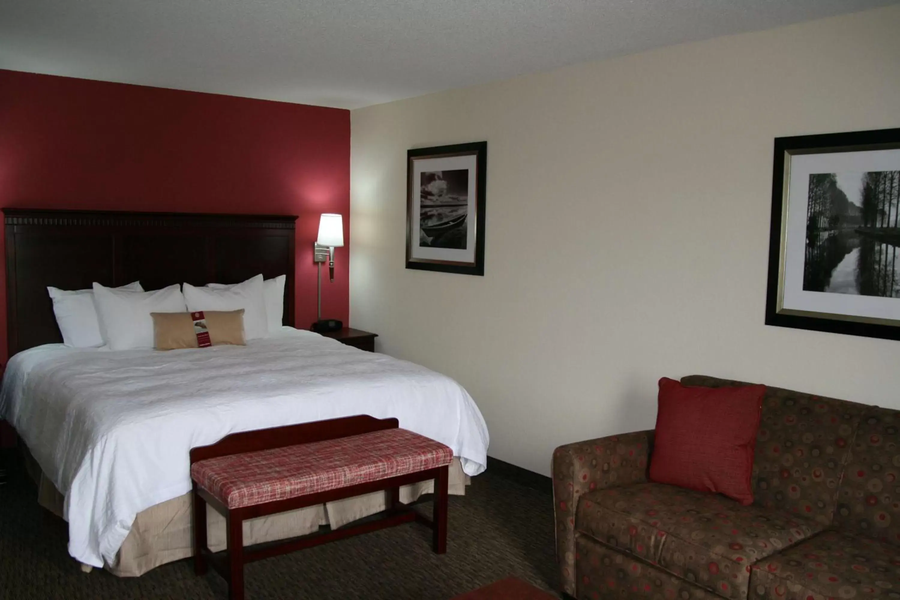 Bed in Hampton Inn & Suites Millington