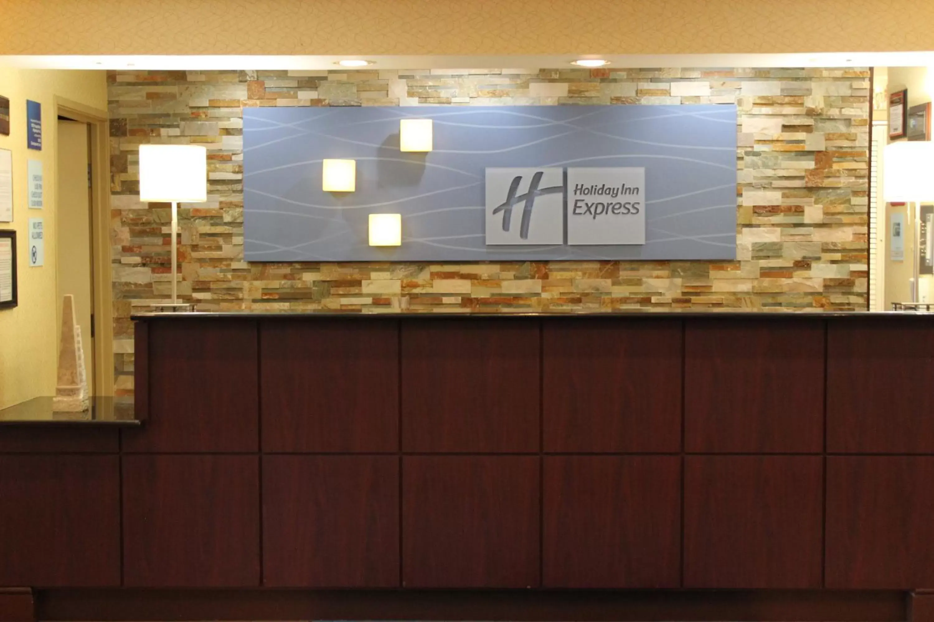 Lobby or reception in Holiday Inn Express Hotel & Suites Chicago-Algonquin, an IHG Hotel