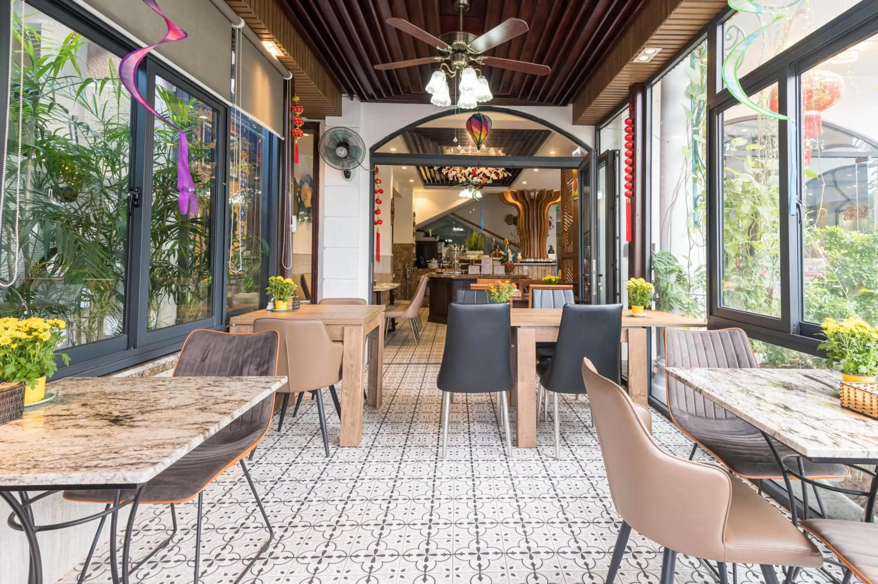Restaurant/places to eat in Hoang Trinh Hotel Restaurant/places to eat in Hoang Trinh Hotel