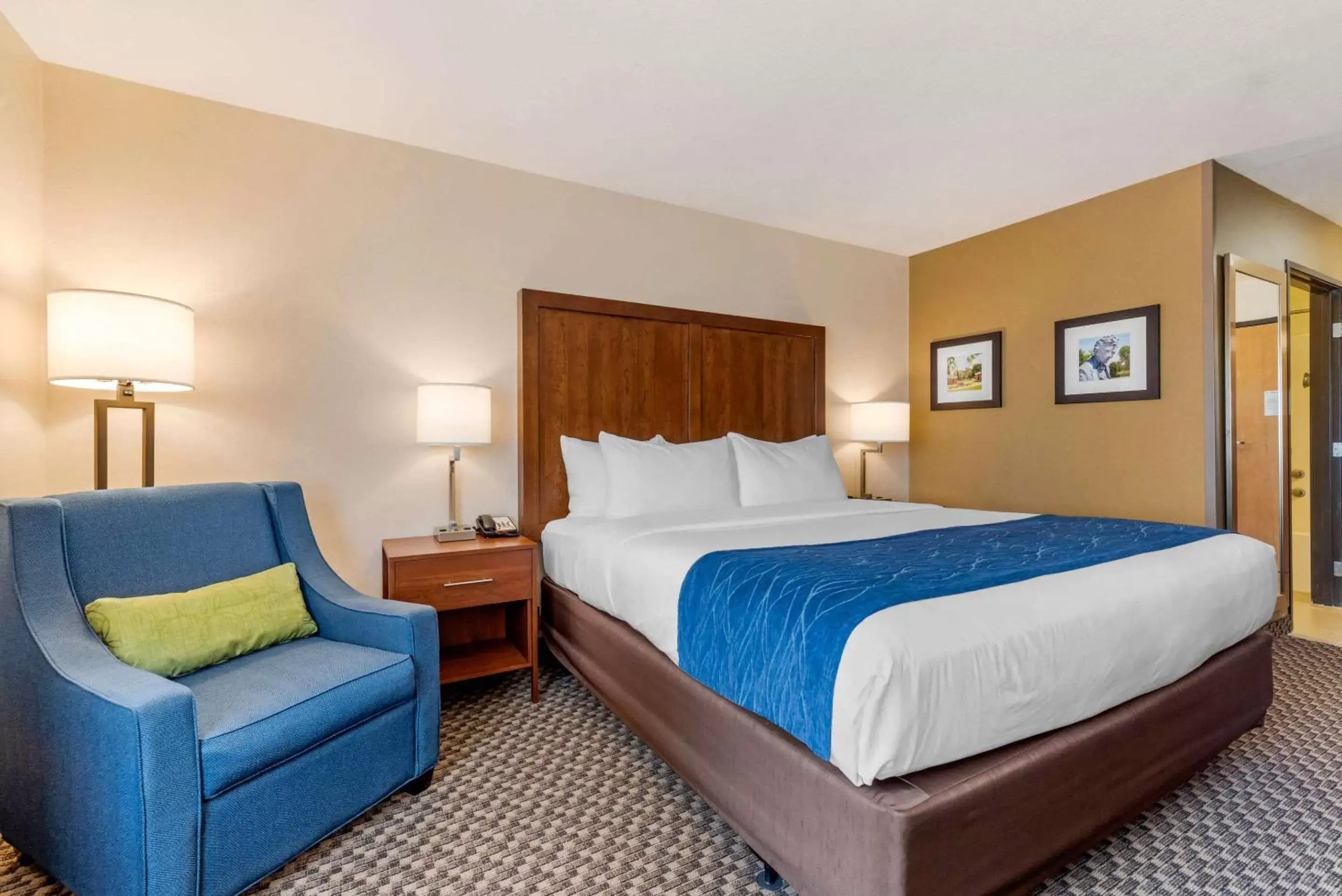 Photo of the whole room, Bed in Comfort Inn & Suites near Route 66 Award Winning Gold Hotel 2021