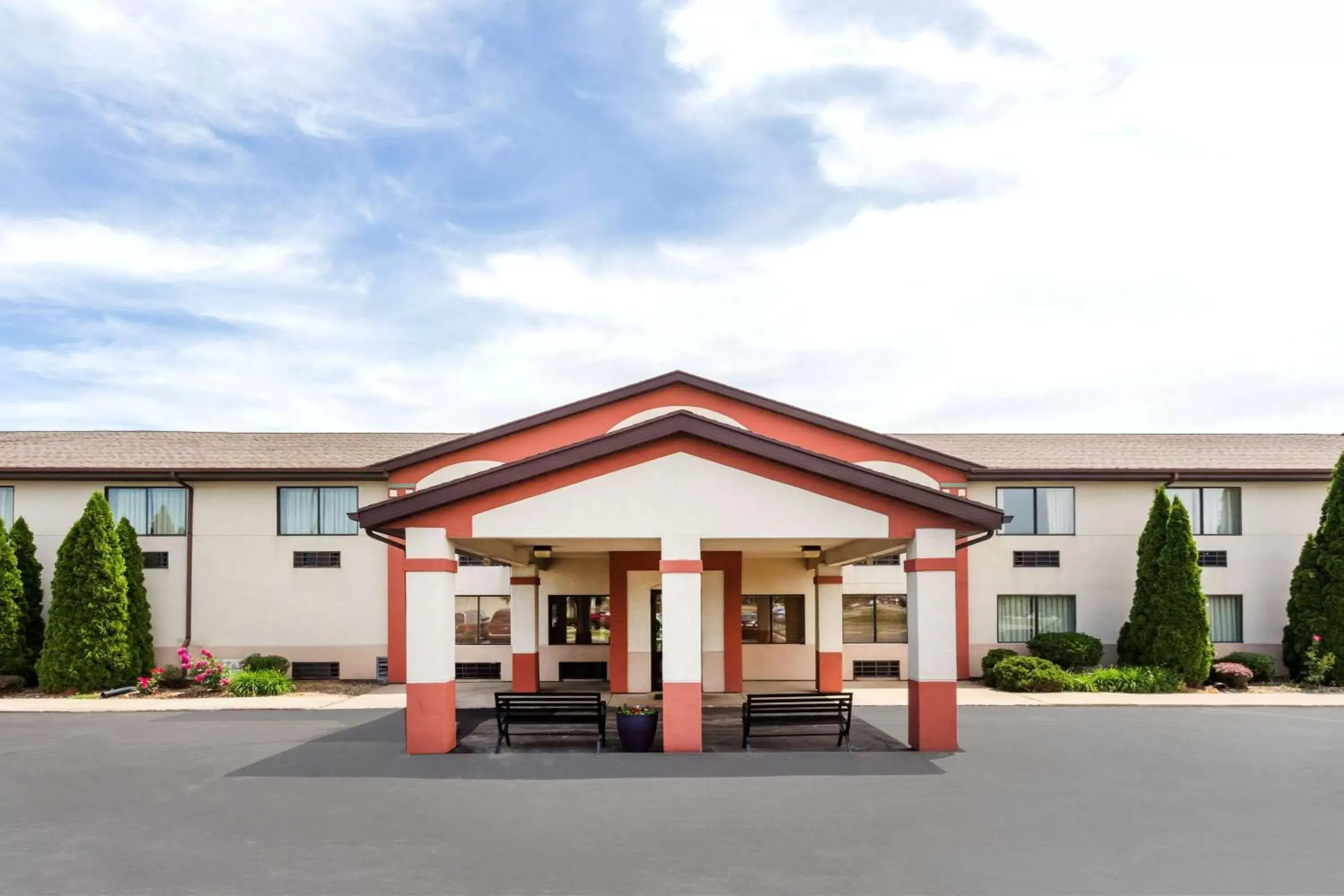 Property building in Super 8 by Wyndham Plymouth Property building in Super 8 by Wyndham Plymouth