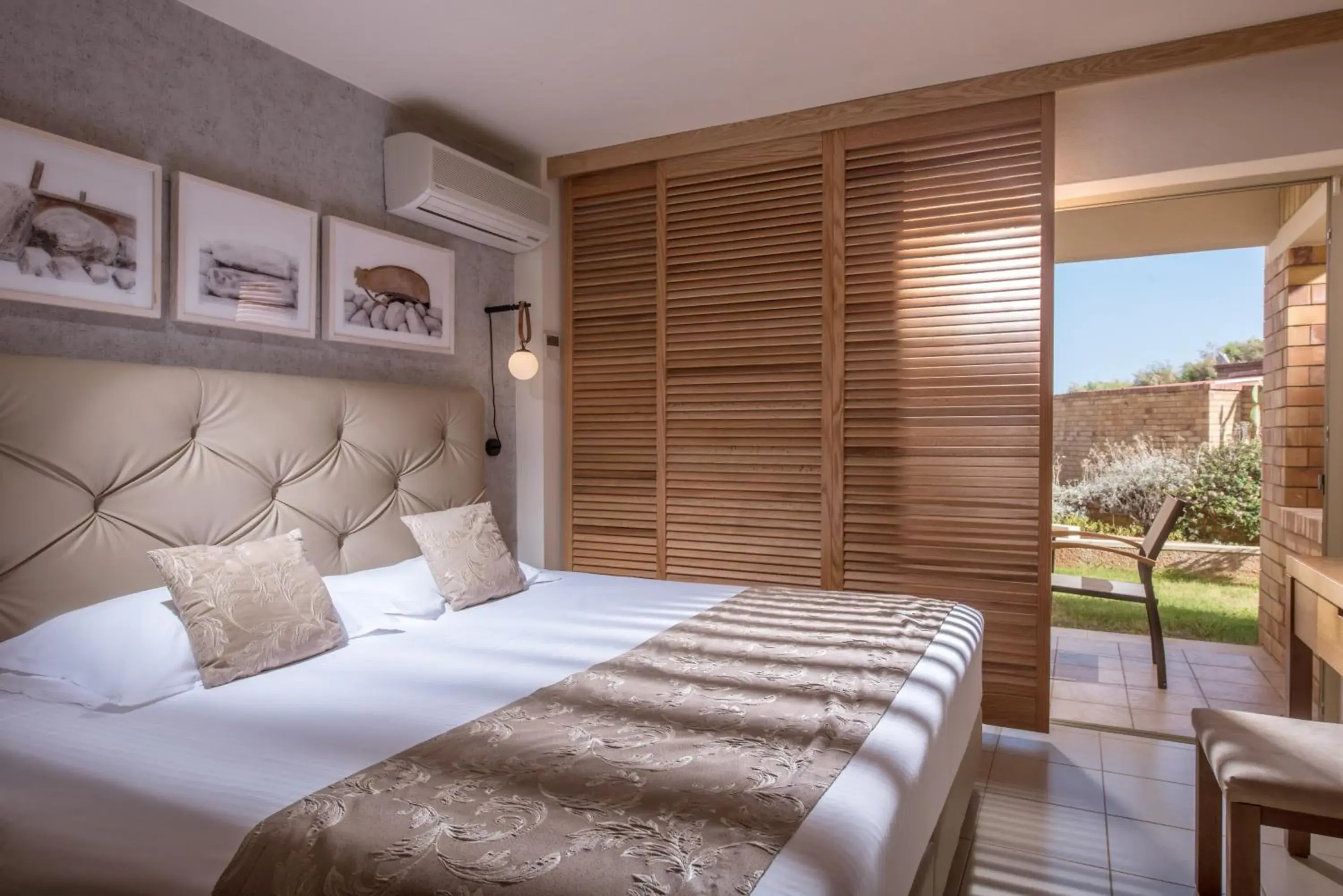Bedroom, Bed in Bella Beach Hotel