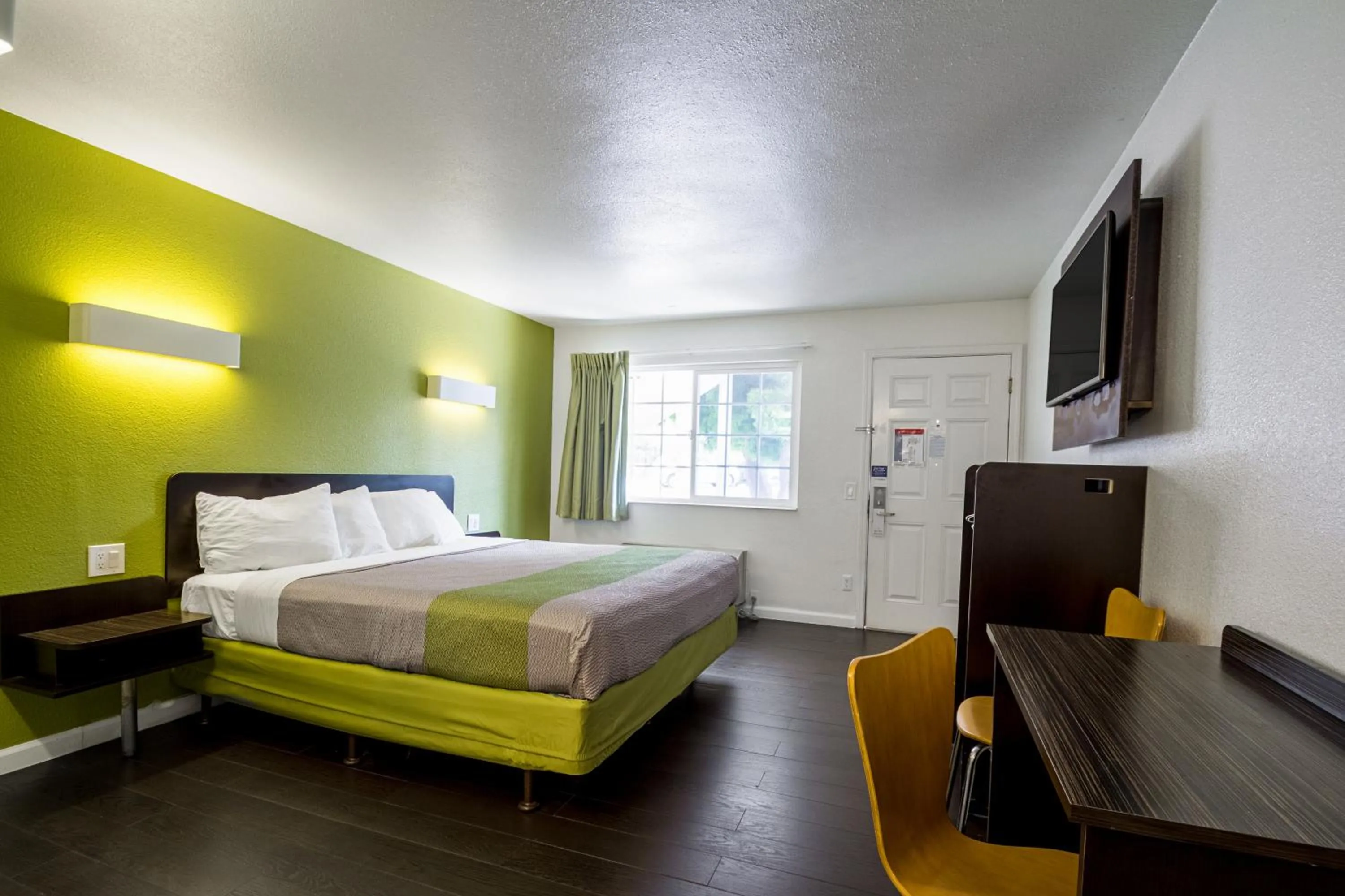 TV and multimedia, Bed in Fisherman's Cove Inn