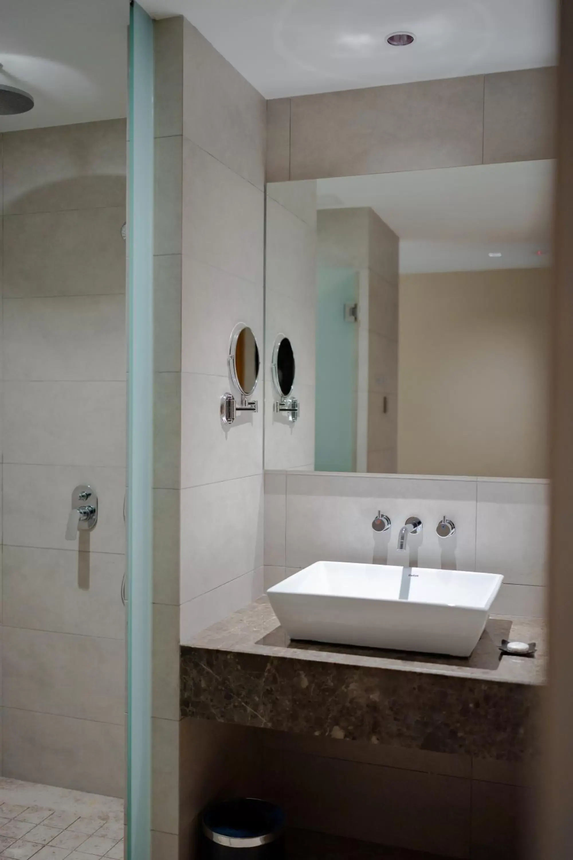 Shower, Bathroom in Horizon Hotel